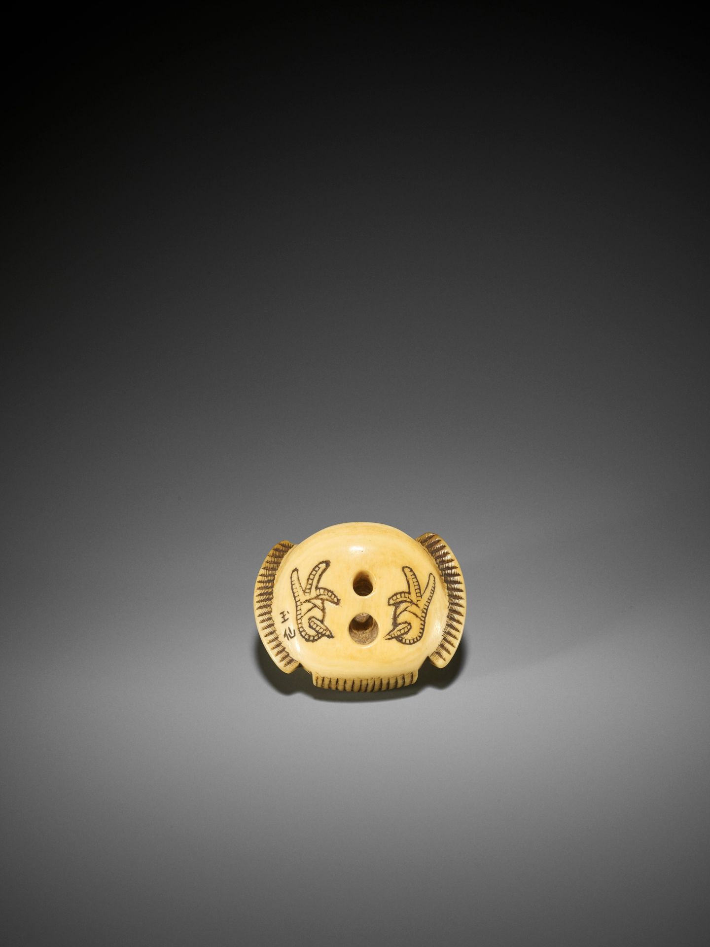 GYOKUSEN: AN IVORY NETSUKE OF THE FUKURA SUZUME (PUFFED-UP SPARROW) - Bild 8 aus 10