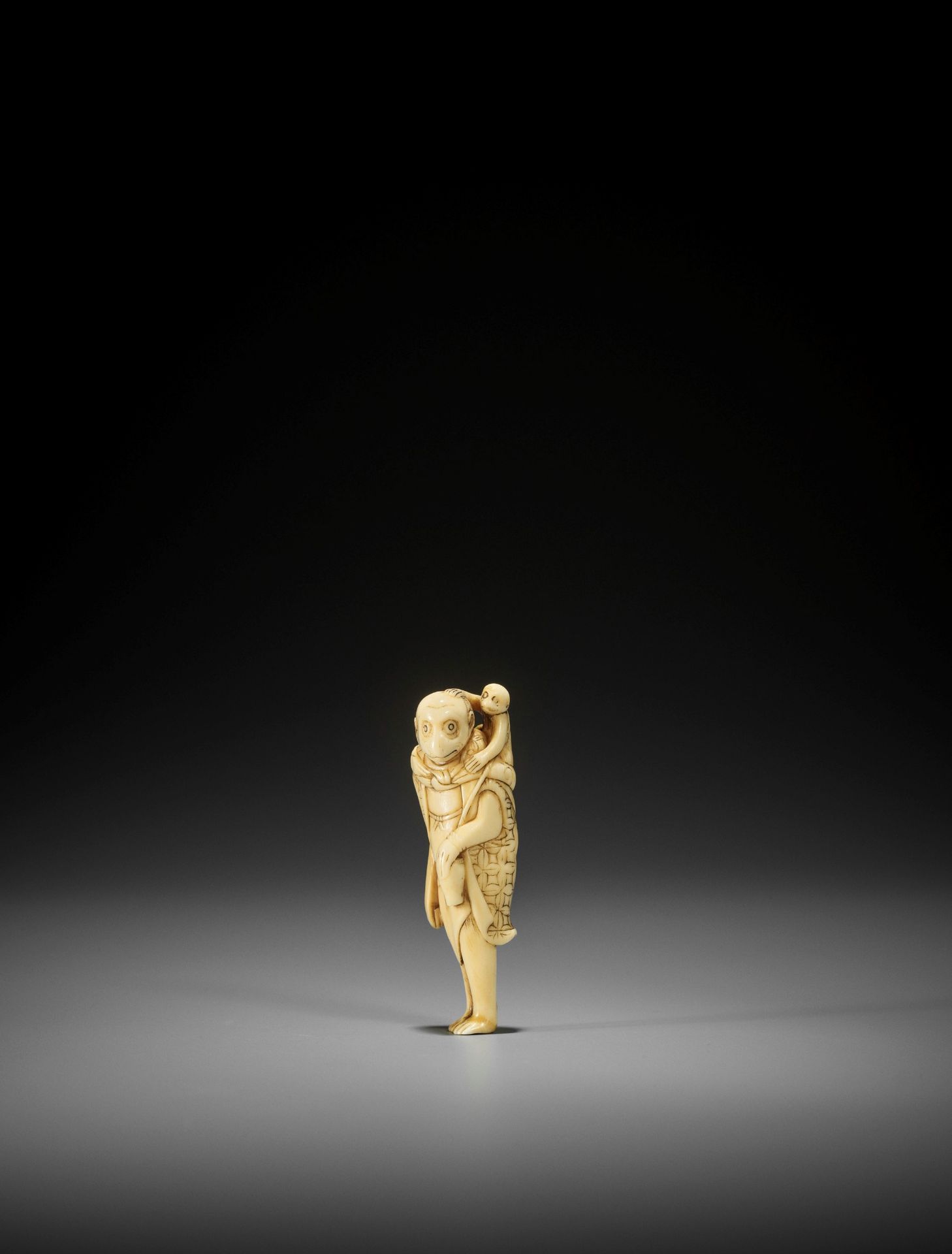 AN UNUSUAL AND EARLY IVORY NETSUKE OF A MONKEY AS A SARUMAWASHI - Image 2 of 8