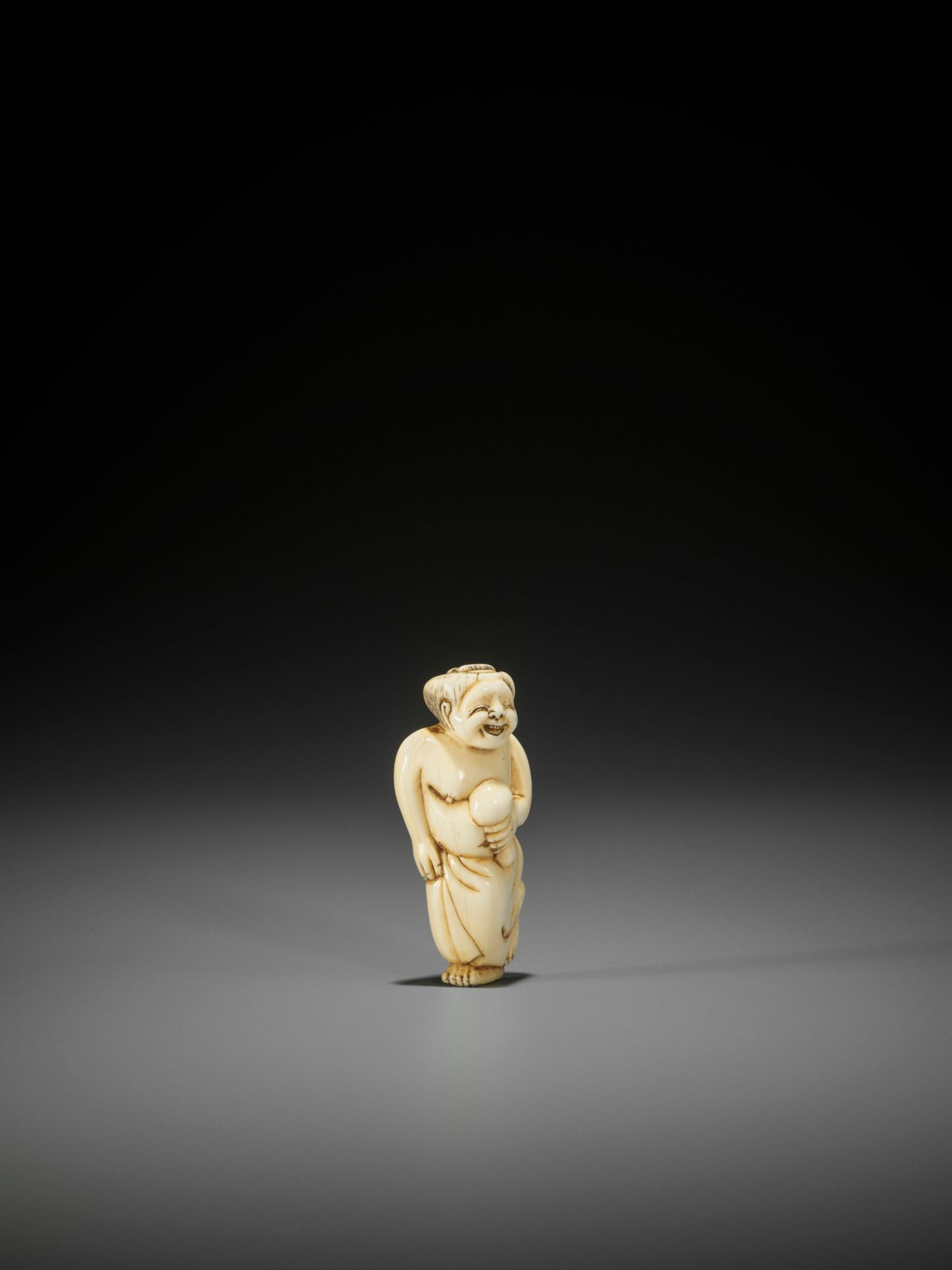 AN IVORY SHUNGA NETSUKE OF OKAME HOLDING A MUSHROOM - Image 7 of 9