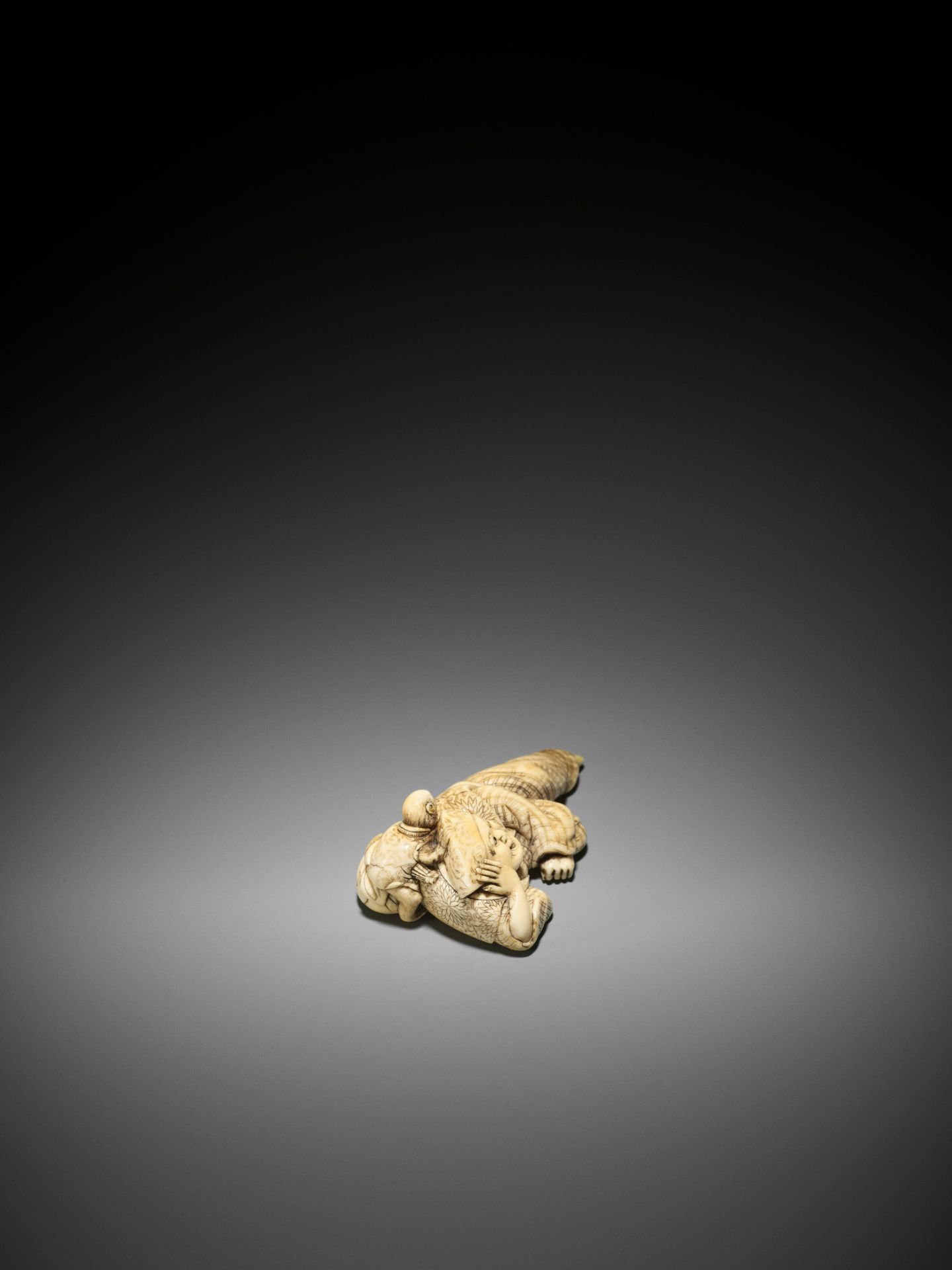 YOSHINAGA: A LARGE AND EXCEPTIONAL IVORY NETSUKE OF A RECLINING SARUMAWASHI WITH MONKEY - Image 7 of 9