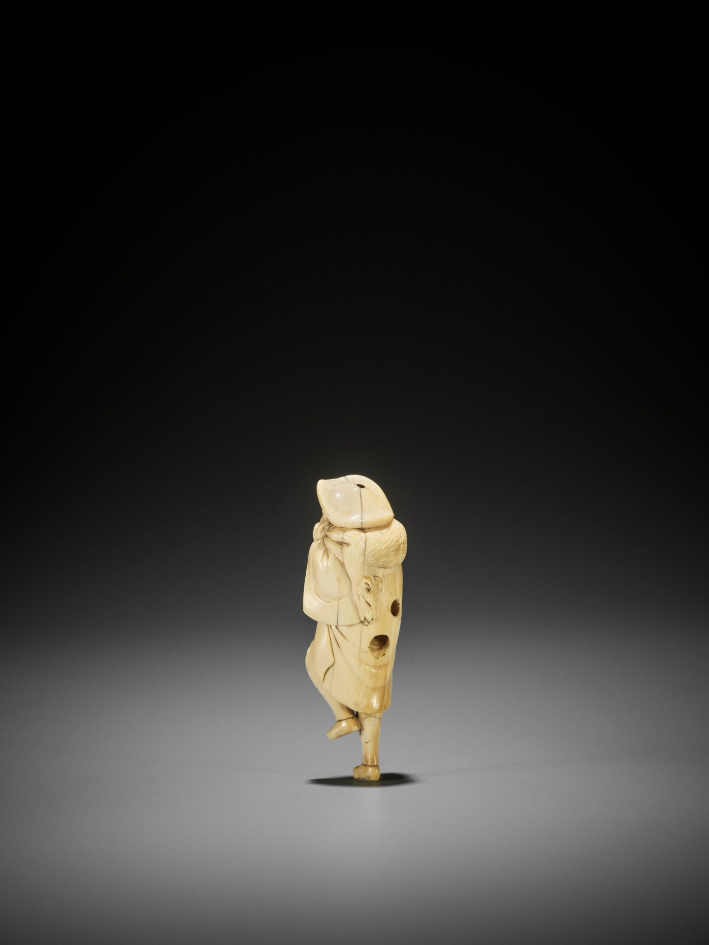 A SUPERB IVORY NETSUKE OF A DUTCHMAN WITH DEER CARCASS - Image 6 of 9