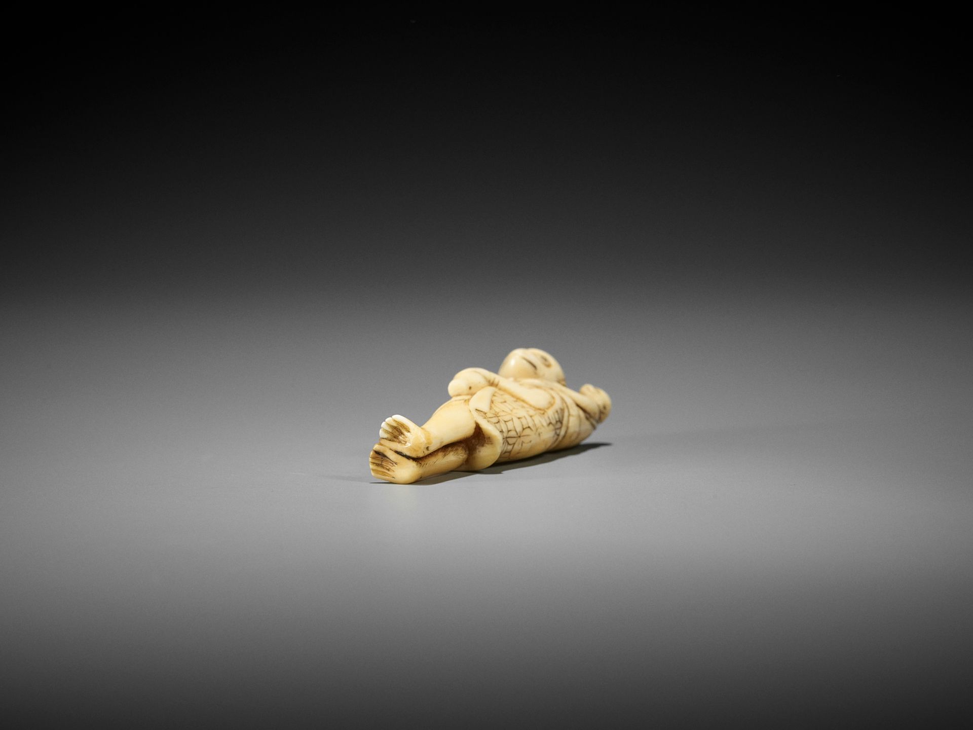 AN UNUSUAL AND EARLY IVORY NETSUKE OF A MONKEY AS A SARUMAWASHI - Image 8 of 8