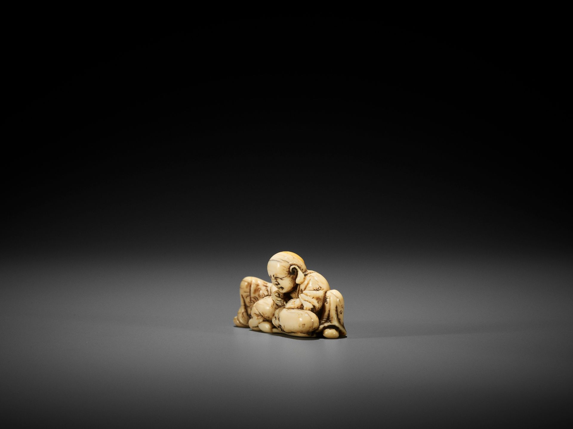 AN EARLY IVORY NETSUKE OF HOTEI AND FUKUROKUJU - Image 8 of 10