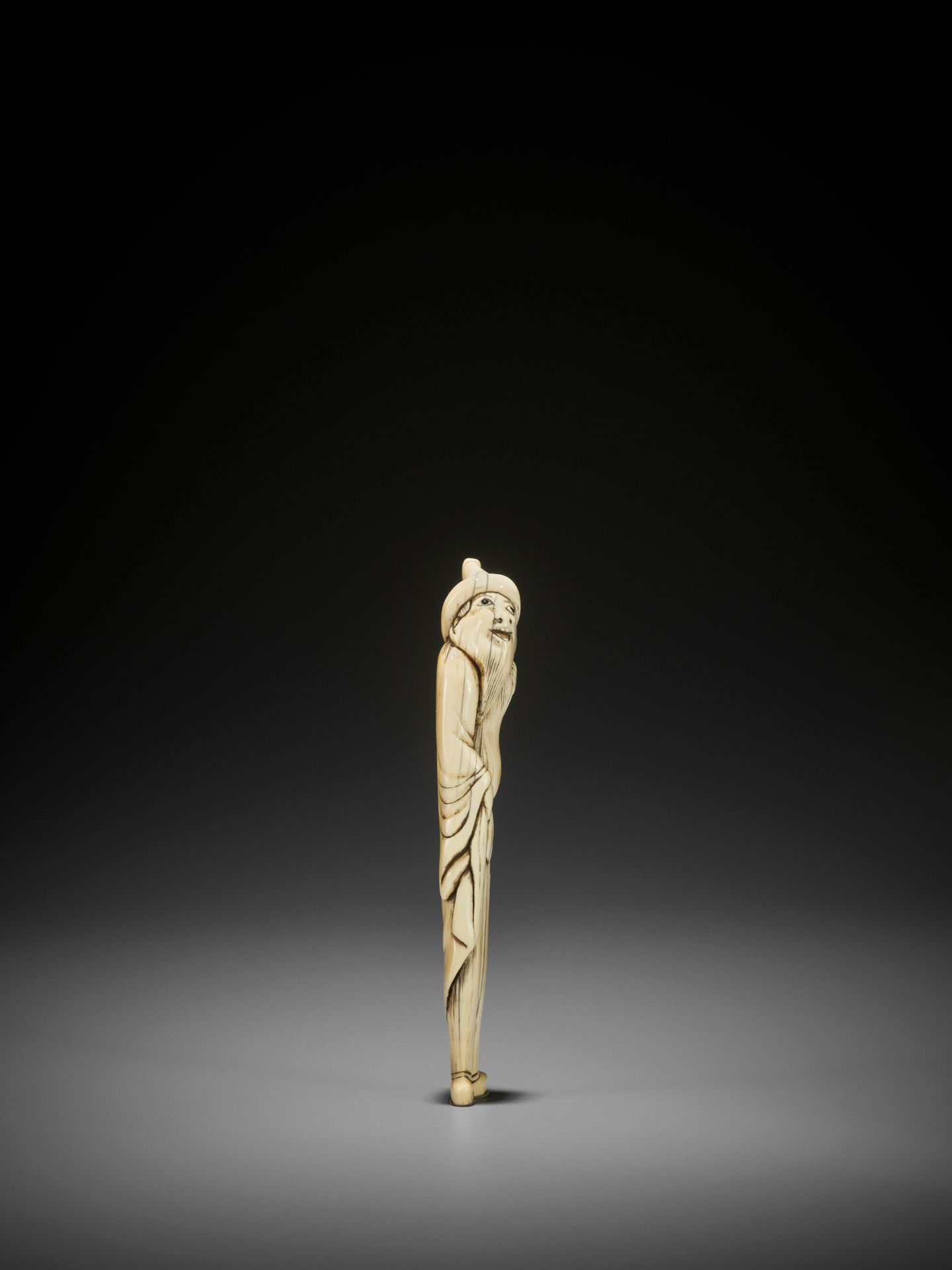 A RARE AND TALL IVORY NETSUKE OF A FOREIGNER - Image 8 of 9