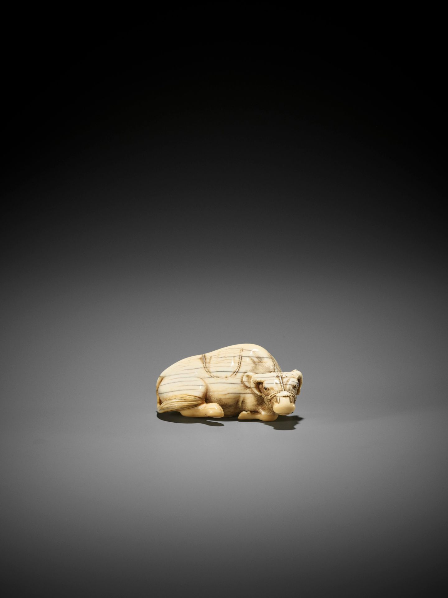 TOMOTADA: AN IVORY NETSUKE OF A RECUMBENT OX - Image 6 of 11