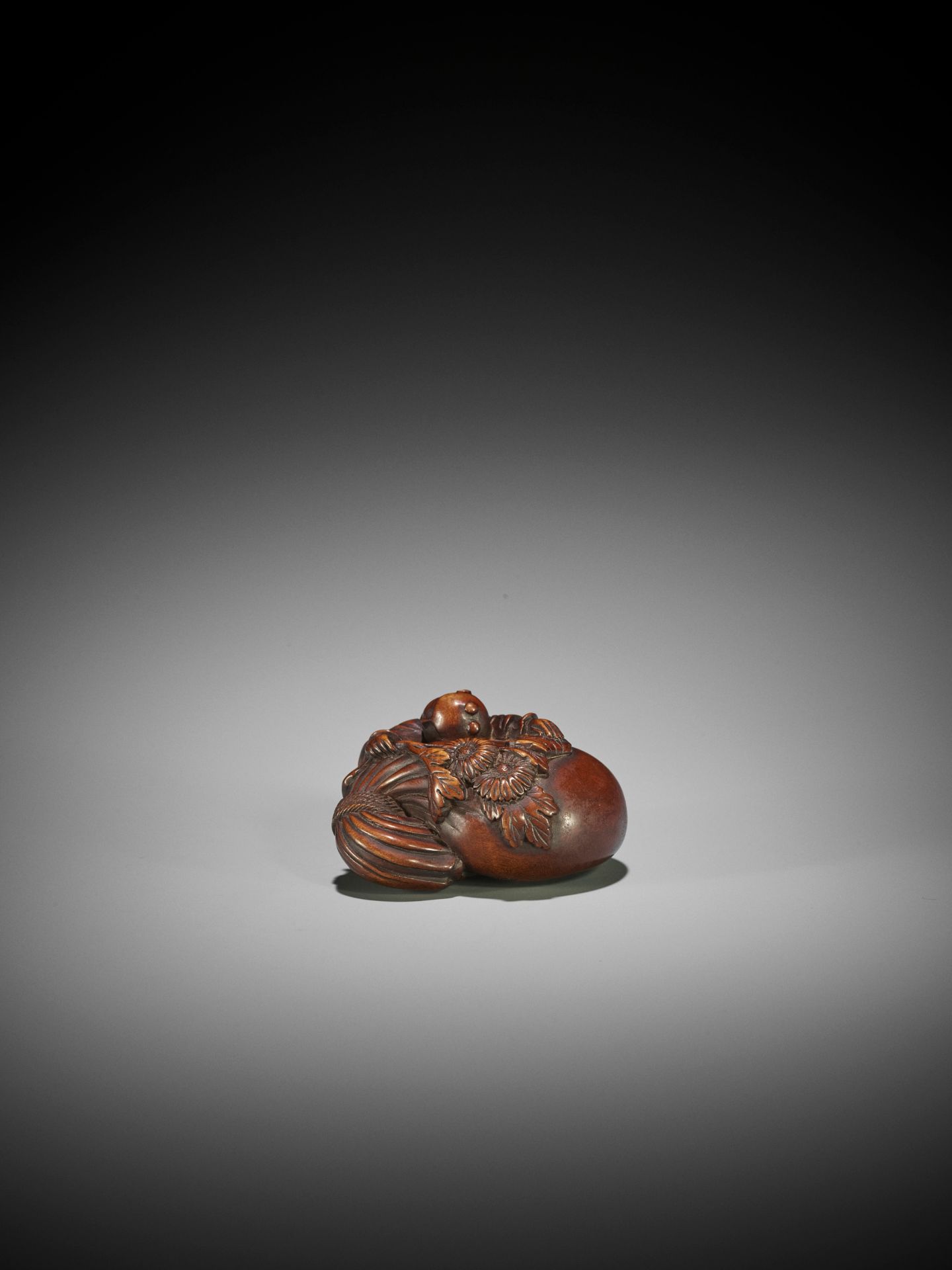 AN EARLY WOOD NETSUKE OF A KARAKO WITH KIKU FLOWER AND TREASURE SACK - Image 3 of 8