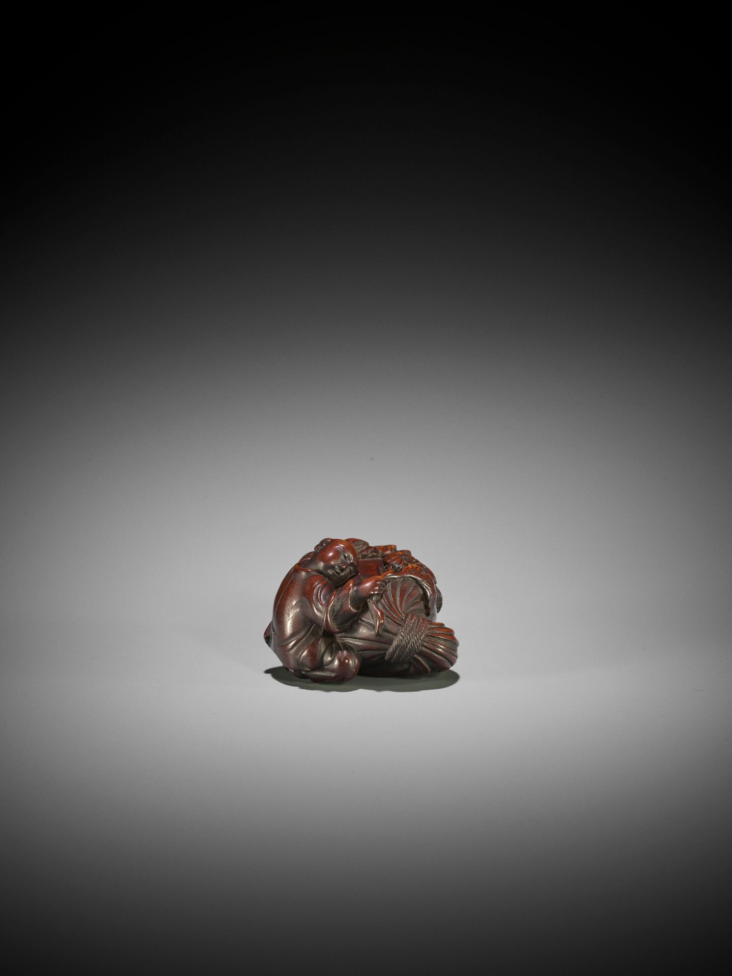 AN EARLY WOOD NETSUKE OF A KARAKO WITH KIKU FLOWER AND TREASURE SACK - Image 7 of 8