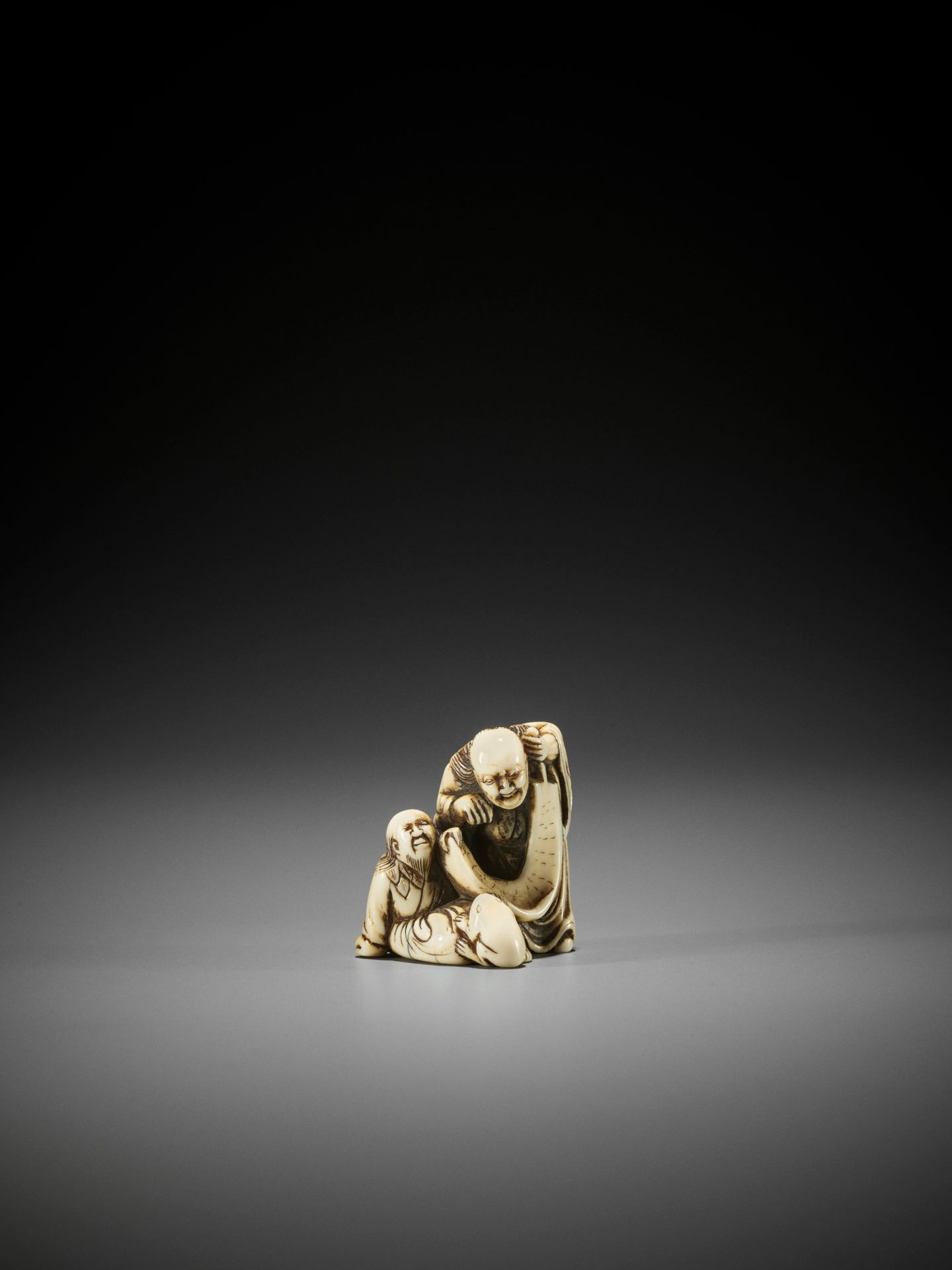 AN EARLY IVORY NETSUKE OF TWO IMMORTALS WITH SCROLL AND TOAD - Image 2 of 8