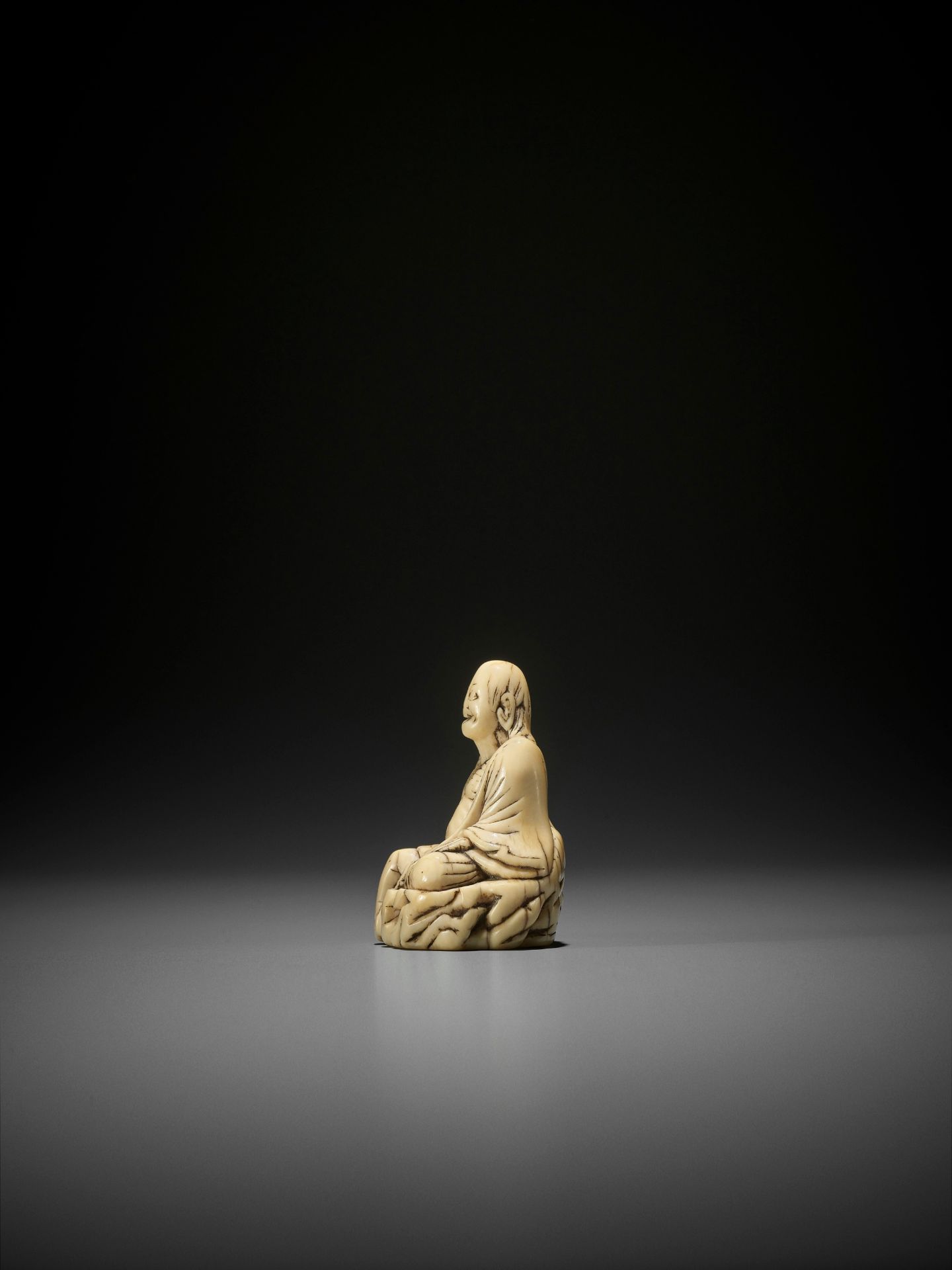 A LARGE AND EARLY IVORY TOBORI NETSUKE OF A RAKAN ON A ROCK - Image 6 of 7