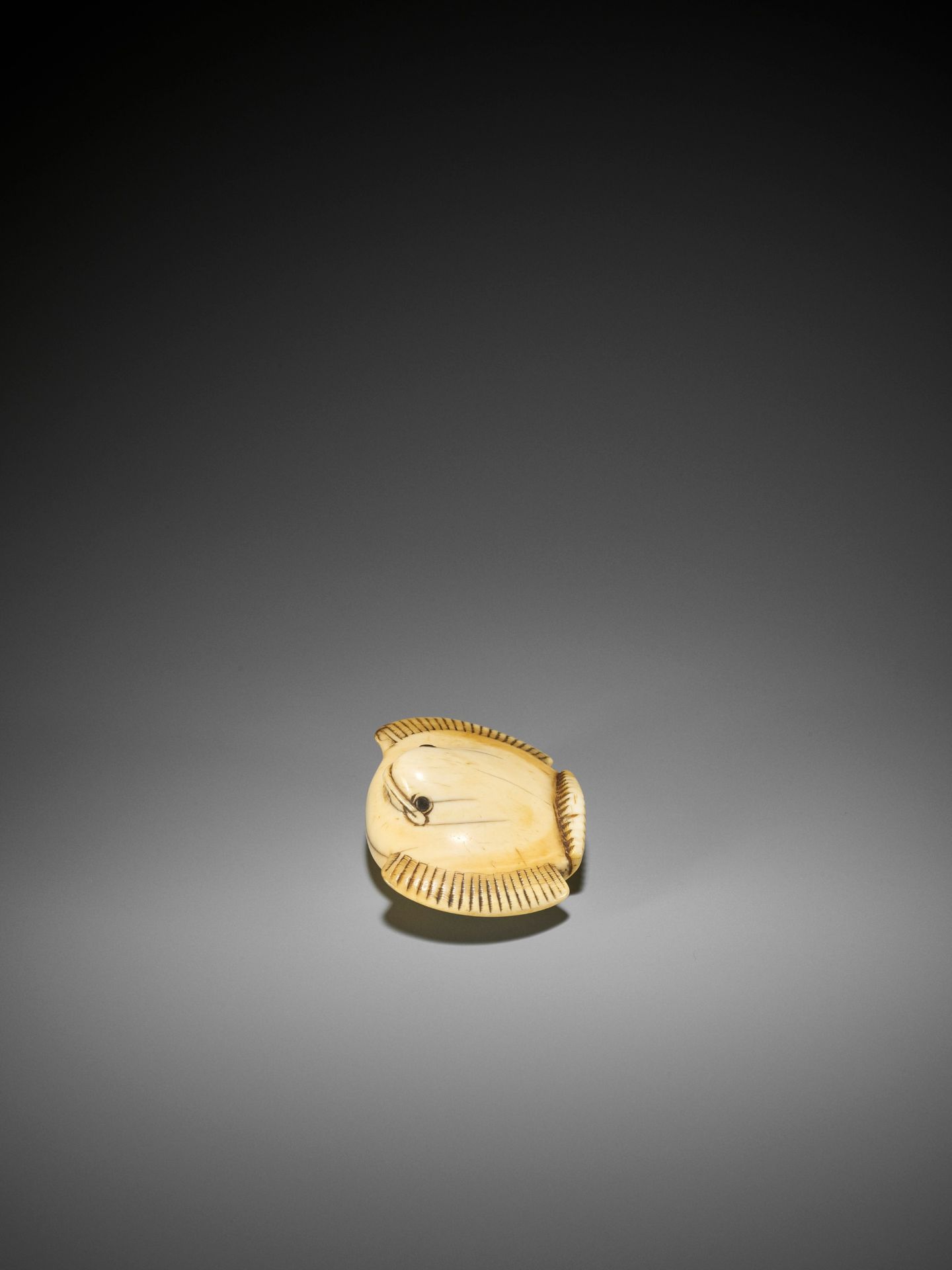 GYOKUSEN: AN IVORY NETSUKE OF THE FUKURA SUZUME (PUFFED-UP SPARROW) - Bild 5 aus 10