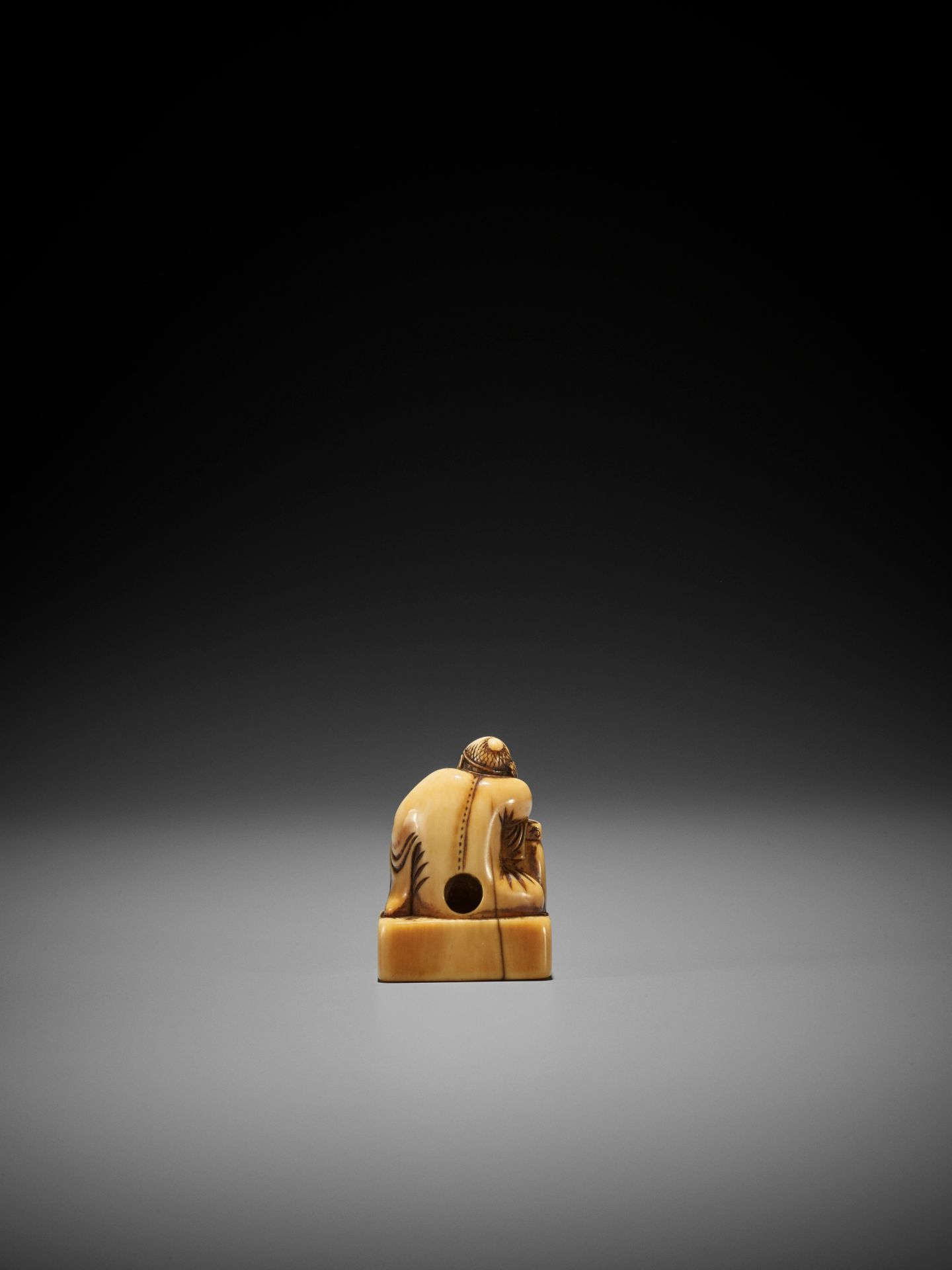 AN EARLY IVORY NETSUKE OF RIHAKU - Image 5 of 9