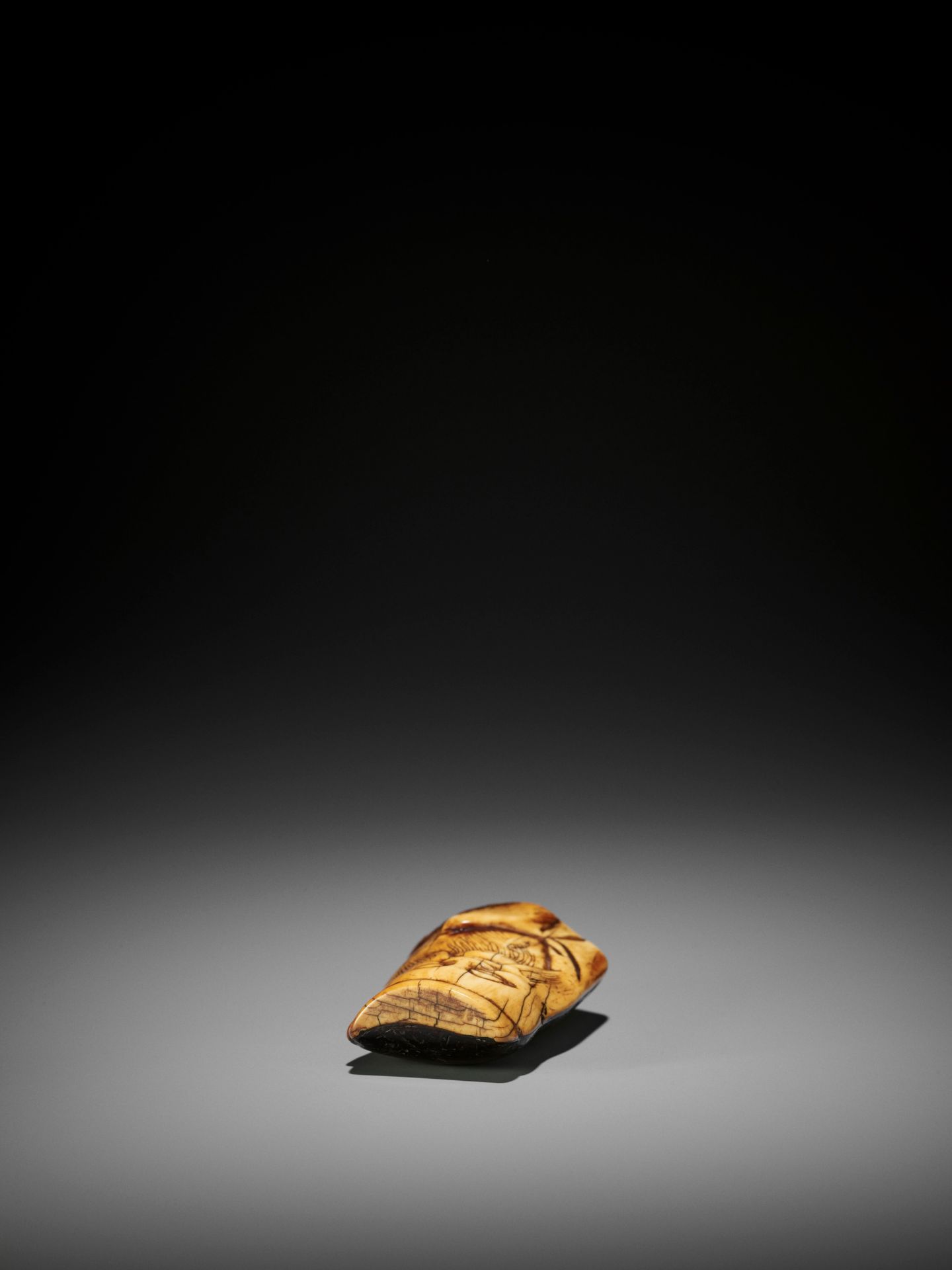 AN IVORY FRAGMENT OF A CHINESE SAGE RE-PURPOSED AS A NETSUKE - Bild 6 aus 8