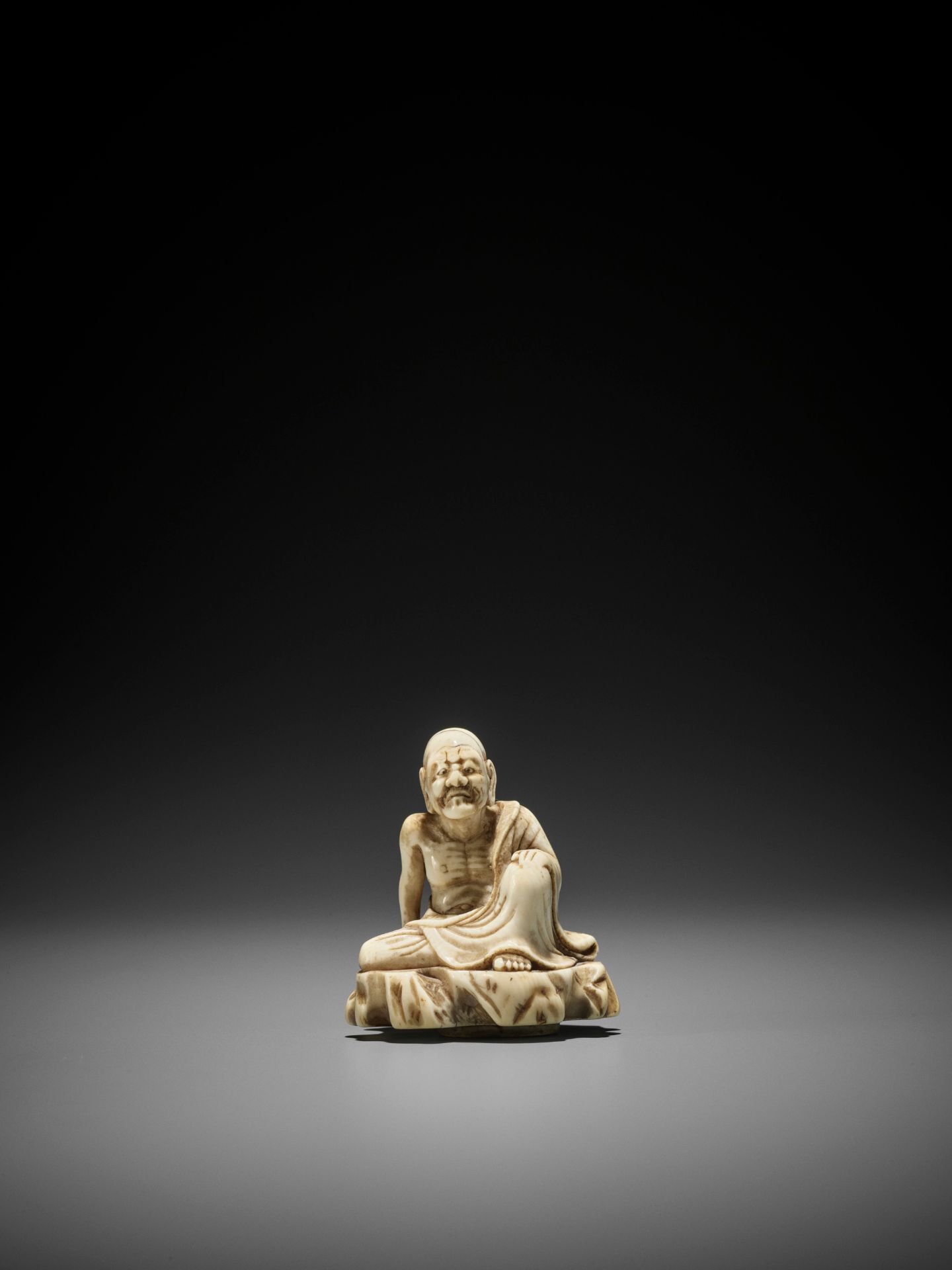 AN UNUSUAL AND EARLY TOBORI STYLE IVORY NETSUKE OF A RAKAN ON A ROCK - Image 2 of 10