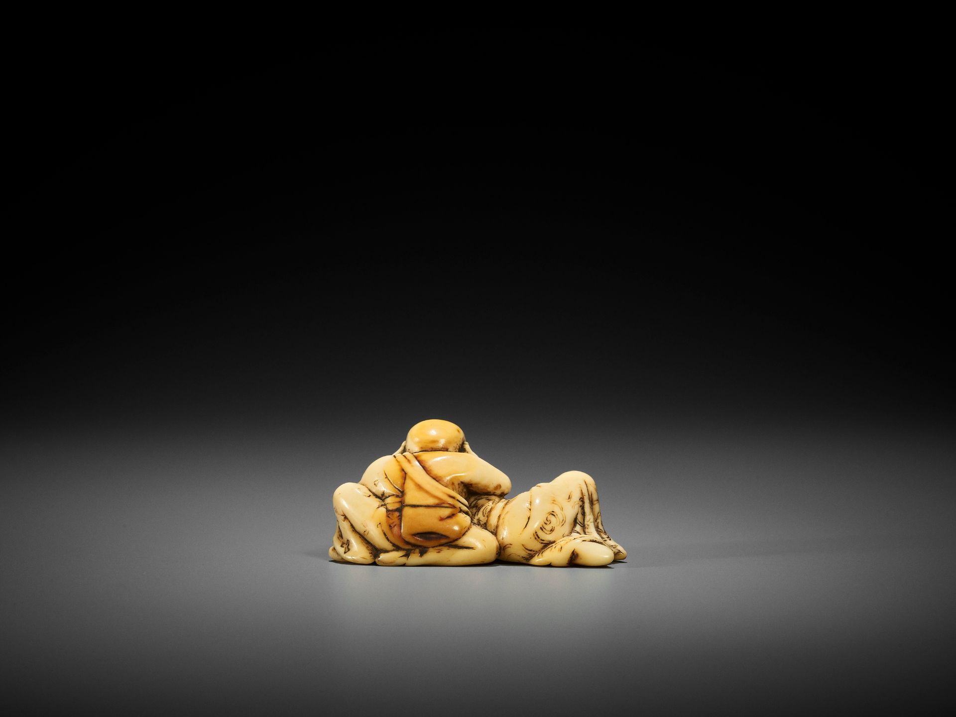 AN EARLY IVORY NETSUKE OF HOTEI AND FUKUROKUJU - Image 2 of 10