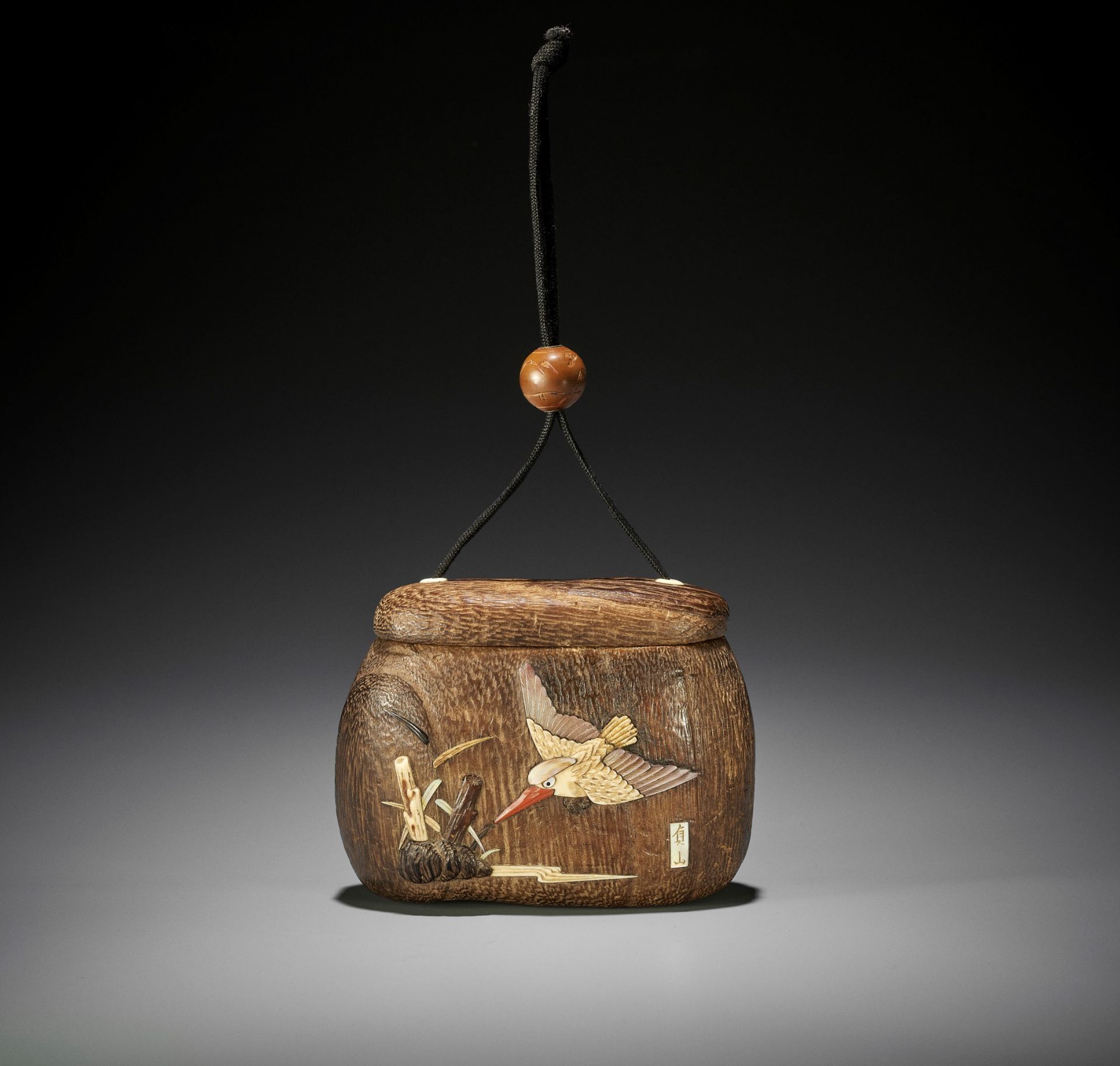 TEIZAN: A SHIBAYAMA INLAID KIRI (PAULOWNIA) WOOD TONKOTSU DEPICTING A KINGFISHER