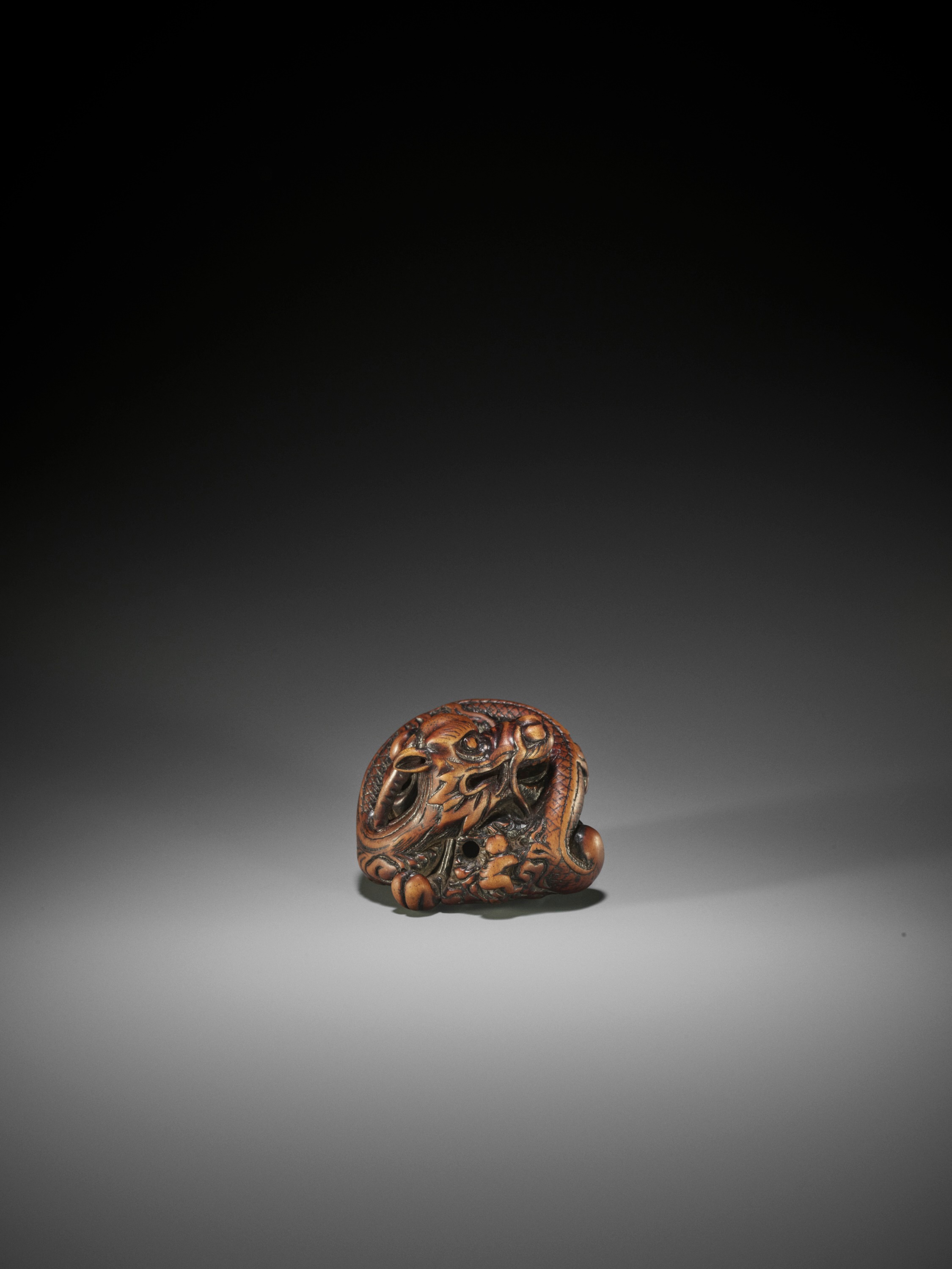 A POWERFUL AND RARE WOOD NETSUKE OF A COILED DRAGON, ATTRIBUTED TO MITSUHARU - Image 8 of 10