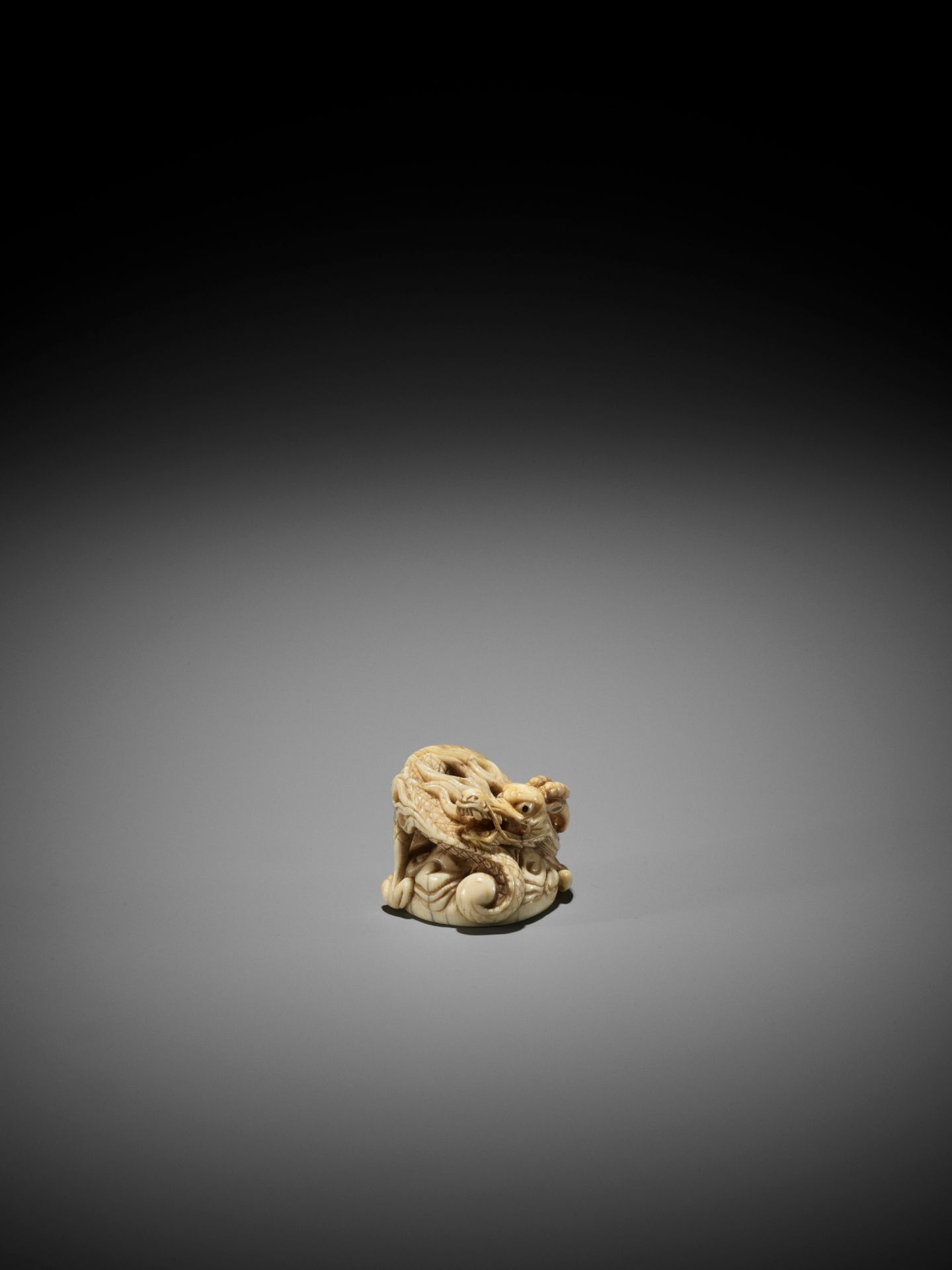 A POWERFUL IVORY NETSUKE OF A DRAGON, ATTRIBUTED TO MITSUHARU - Image 2 of 10