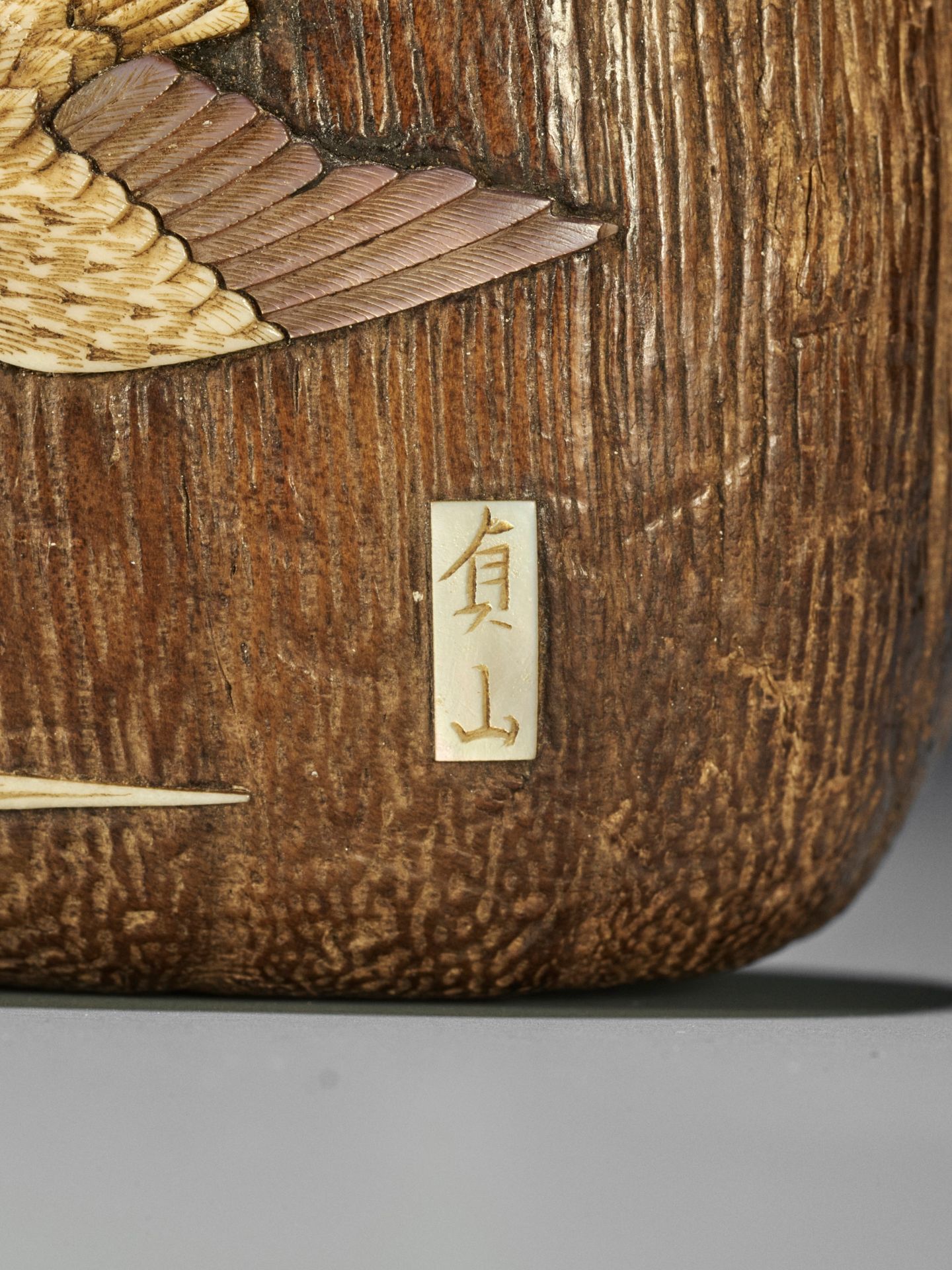 TEIZAN: A SHIBAYAMA INLAID KIRI (PAULOWNIA) WOOD TONKOTSU DEPICTING A KINGFISHER - Image 9 of 12