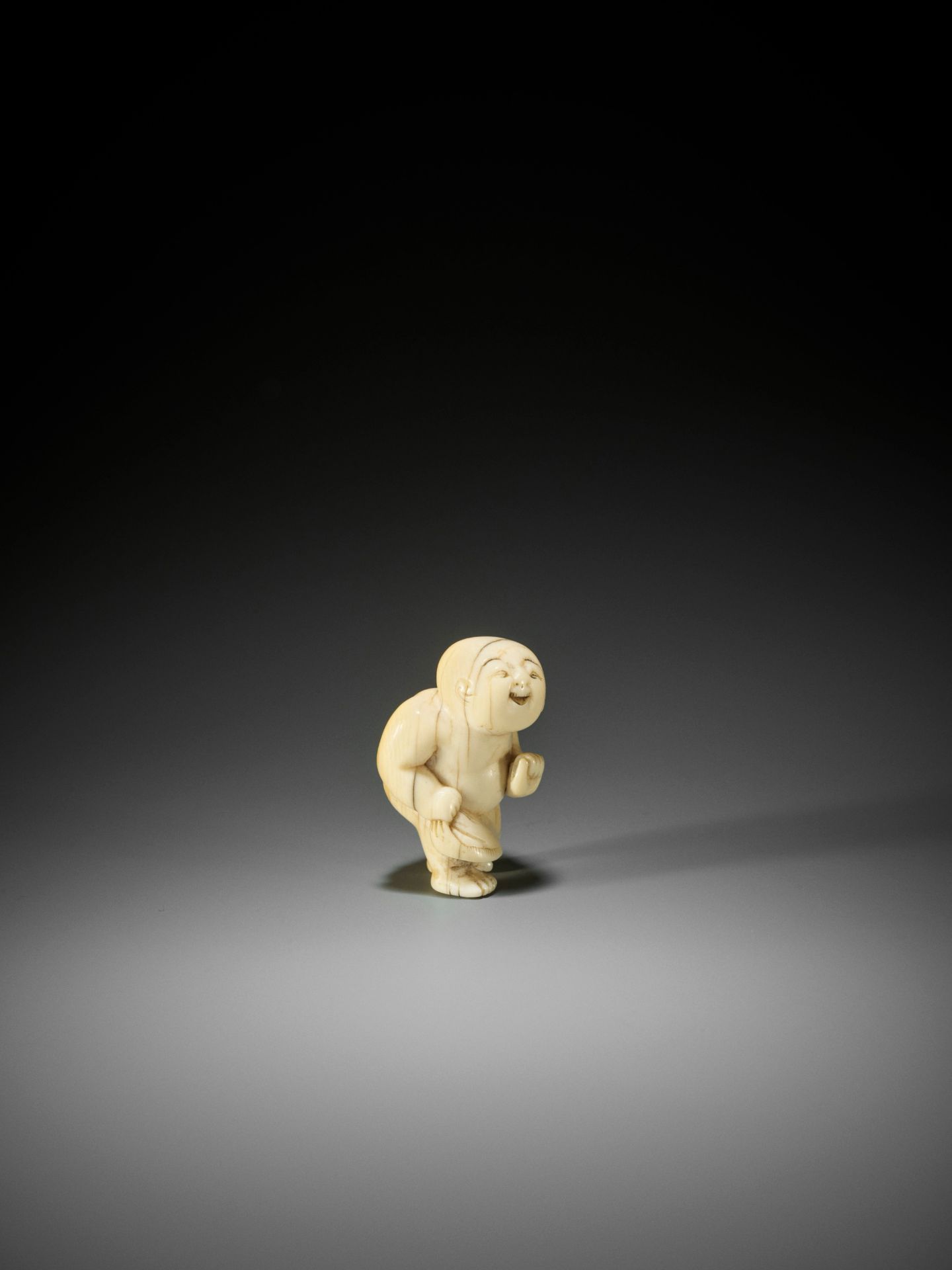 A RARE AND CHARMING IVORY NETSUKE OF A YOUNG SUMO WRESTLER - Image 4 of 10