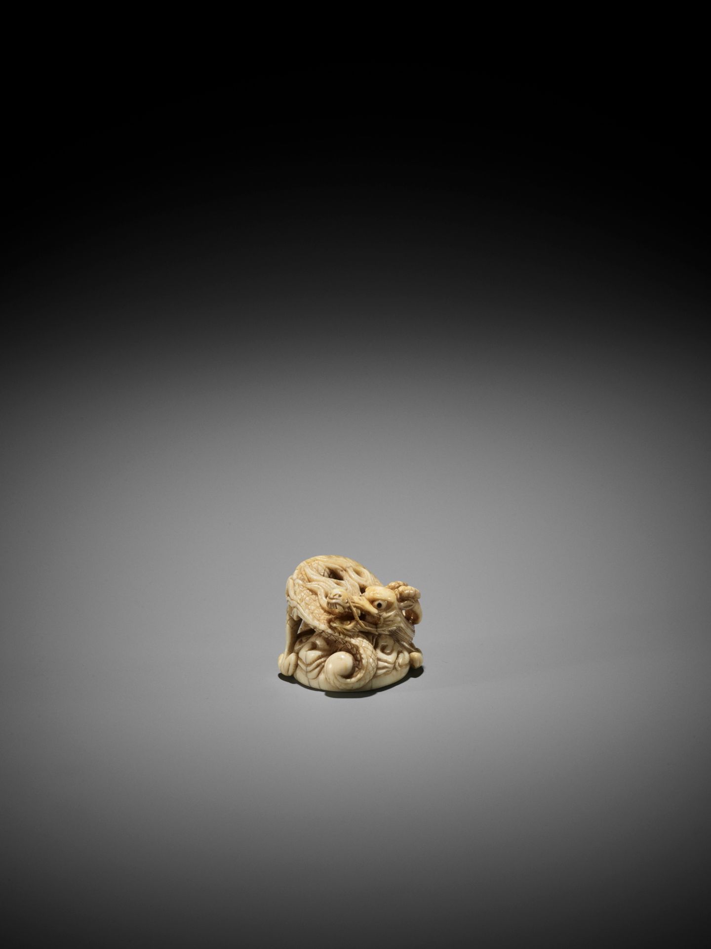 A POWERFUL IVORY NETSUKE OF A DRAGON, ATTRIBUTED TO MITSUHARU - Image 3 of 10