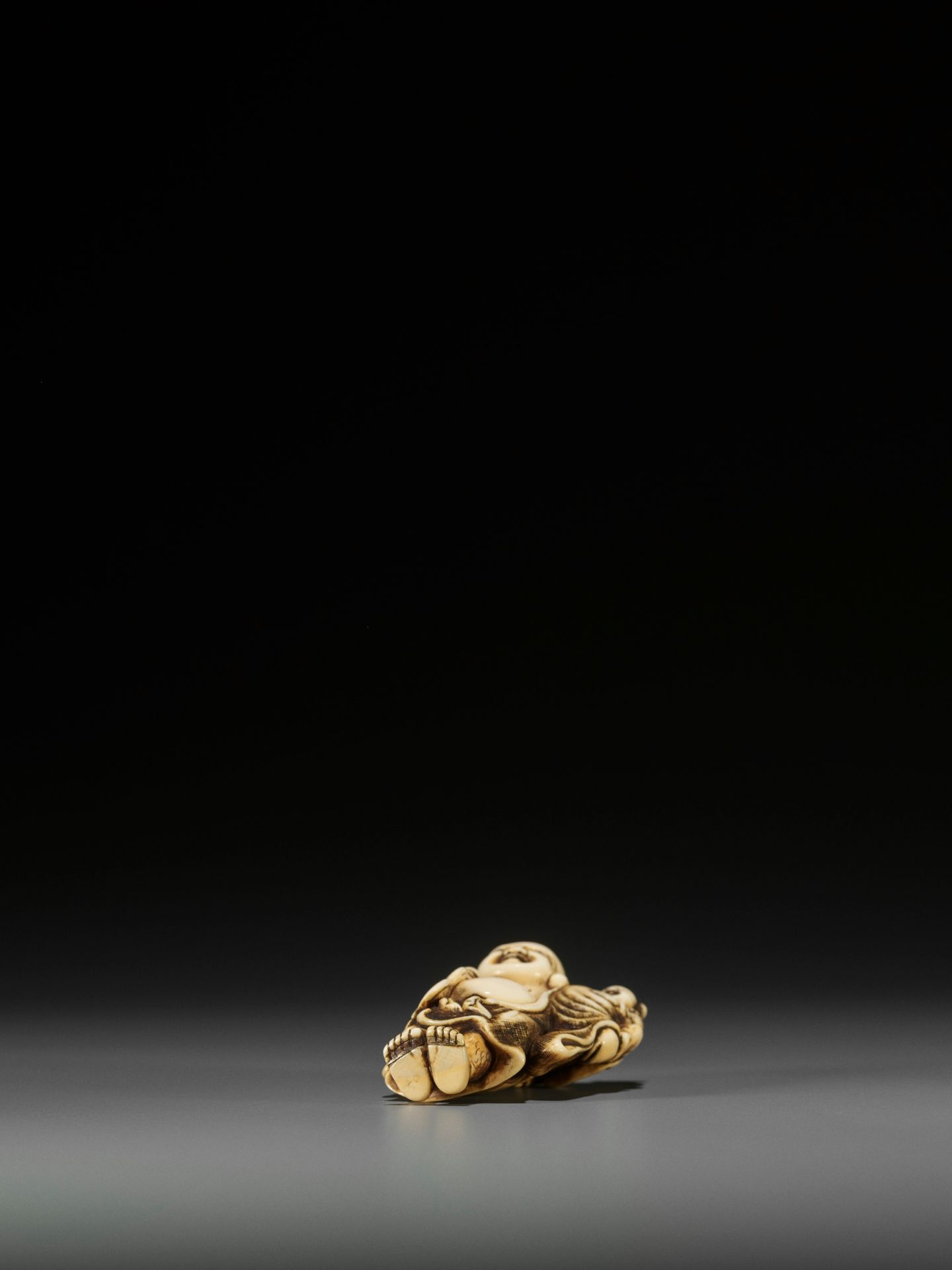 OKAKOTO: AN IVORY NETSUKE OF HOTEI WITH KARAKO - Image 9 of 10