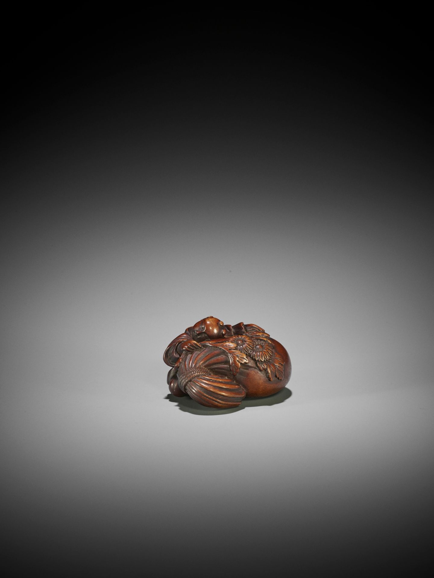 AN EARLY WOOD NETSUKE OF A KARAKO WITH KIKU FLOWER AND TREASURE SACK - Image 2 of 8