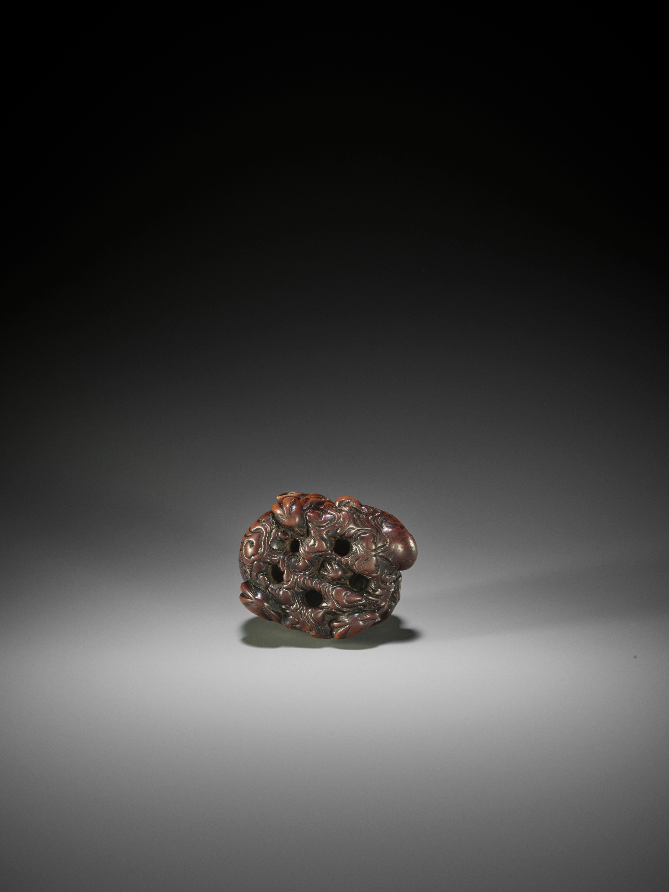 A POWERFUL AND RARE WOOD NETSUKE OF A COILED DRAGON, ATTRIBUTED TO MITSUHARU - Image 3 of 10