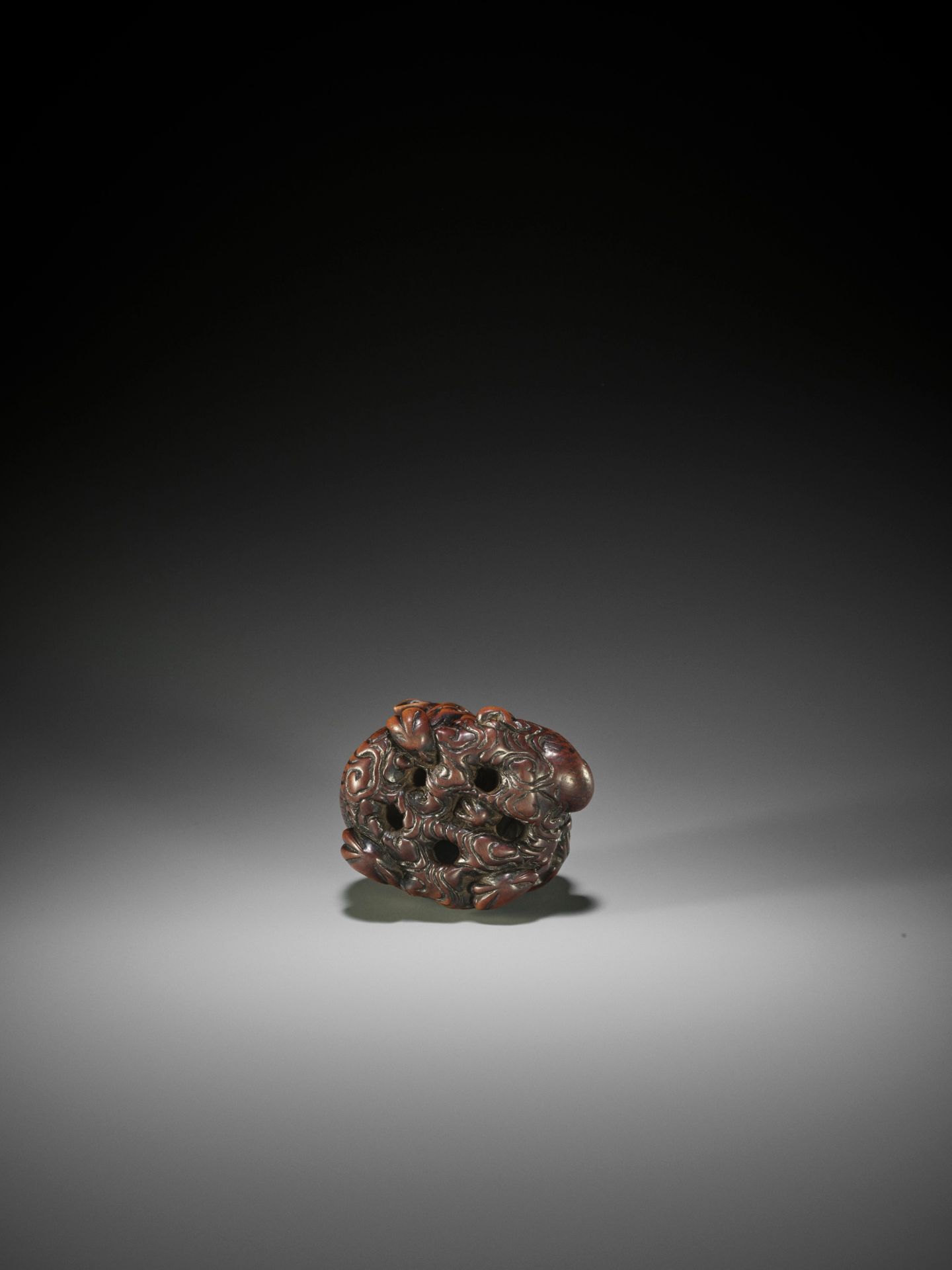 A POWERFUL AND RARE WOOD NETSUKE OF A COILED DRAGON, ATTRIBUTED TO MITSUHARU - Bild 3 aus 10