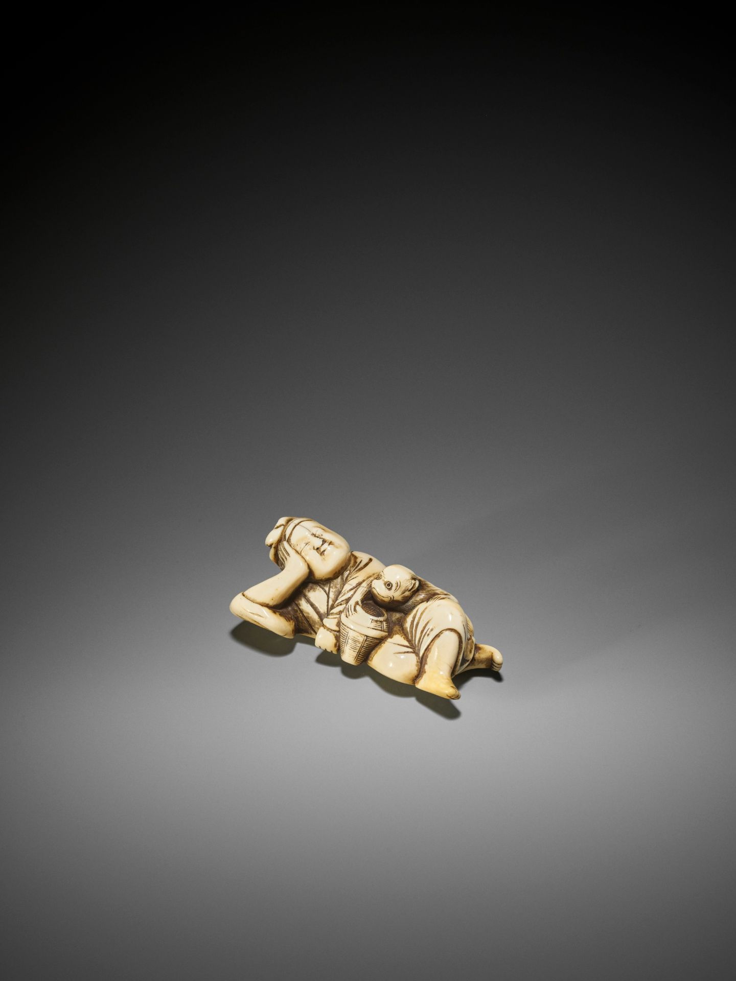 A GOOD IVORY NETSUKE OF A SLEEPING SARUMAWASHI AND THIEVING MONKEY - Bild 3 aus 7