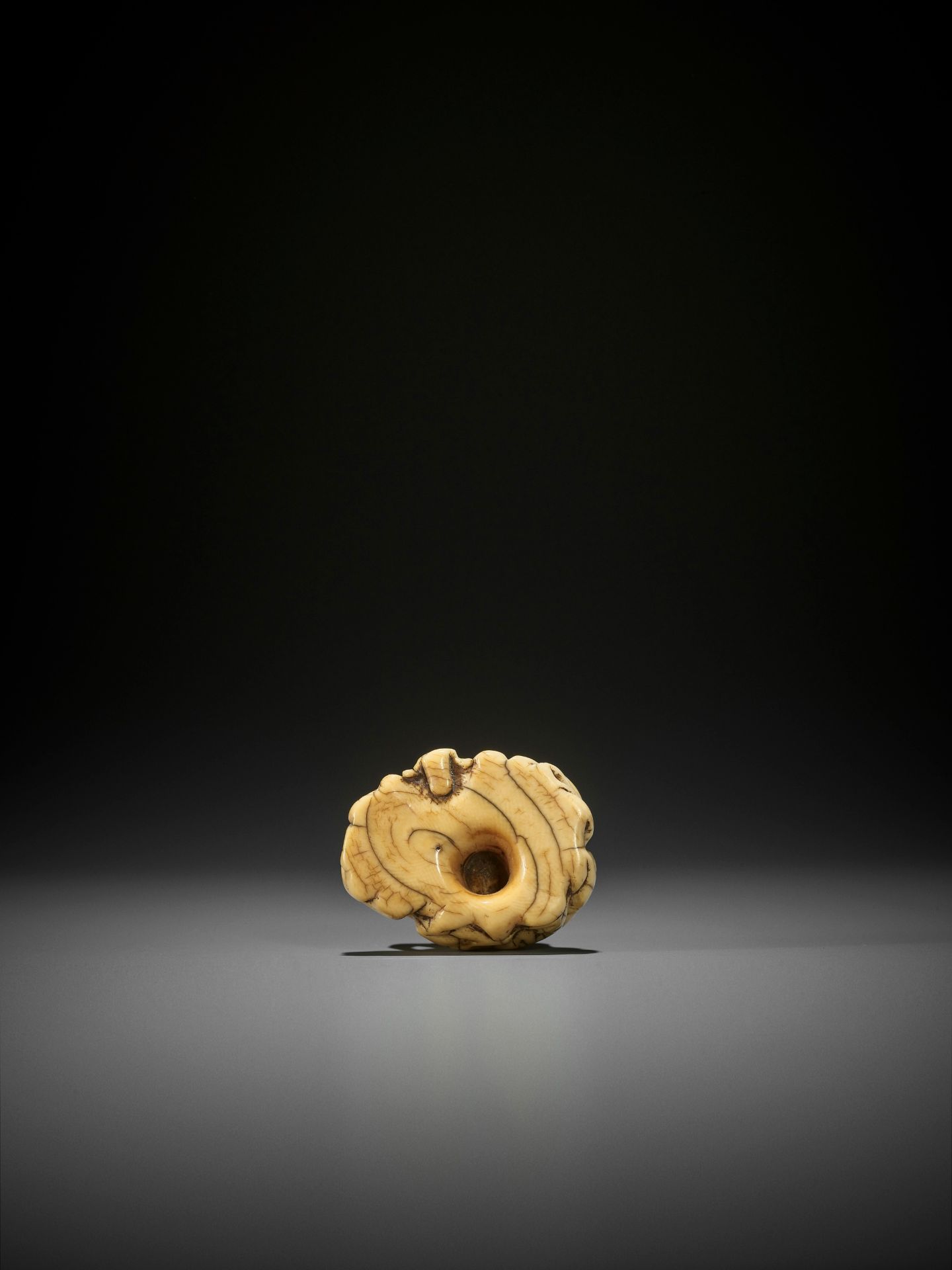 A LARGE AND EARLY IVORY TOBORI NETSUKE OF A RAKAN ON A ROCK - Bild 7 aus 7