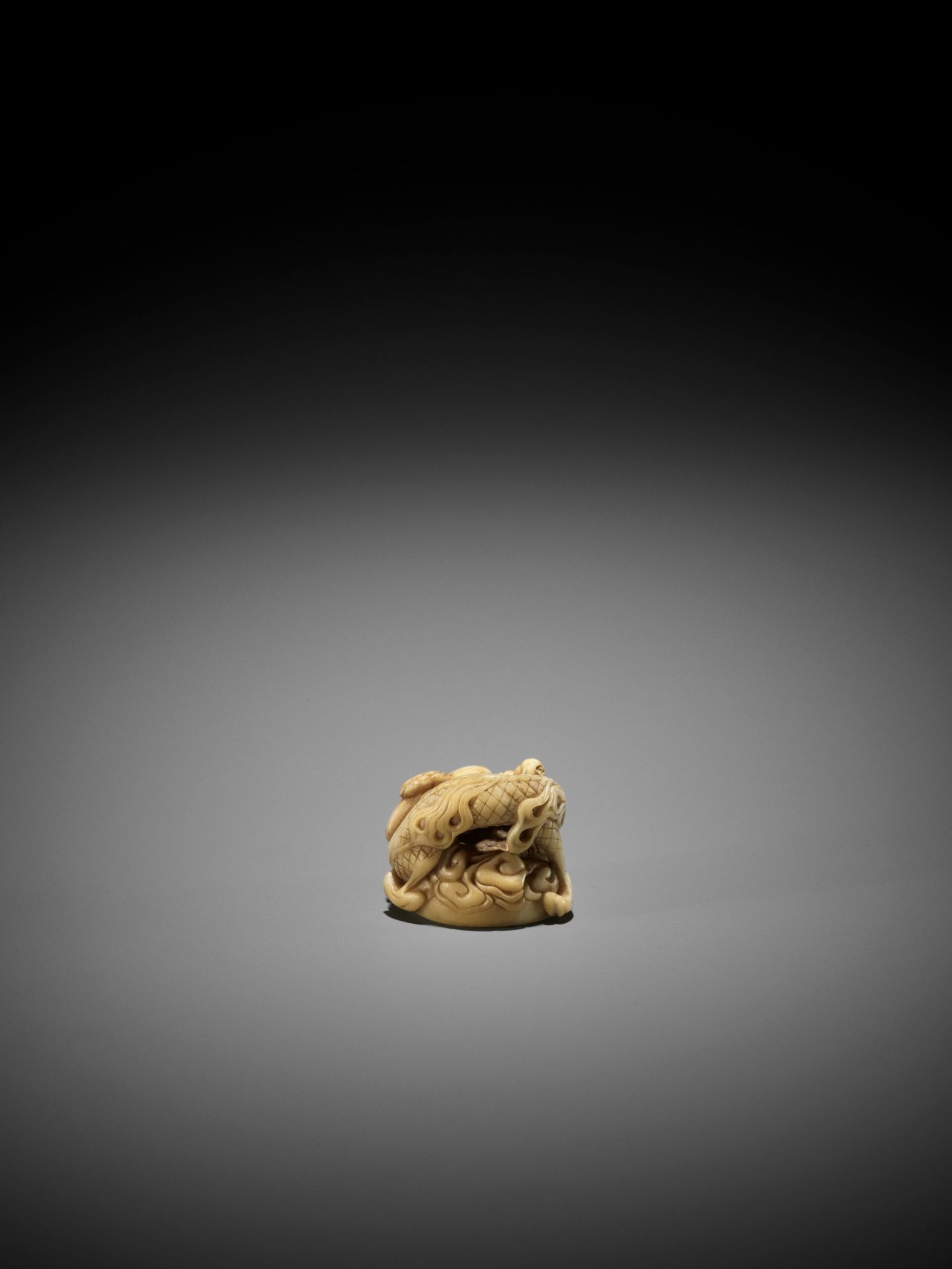 A POWERFUL IVORY NETSUKE OF A DRAGON, ATTRIBUTED TO MITSUHARU - Image 6 of 10