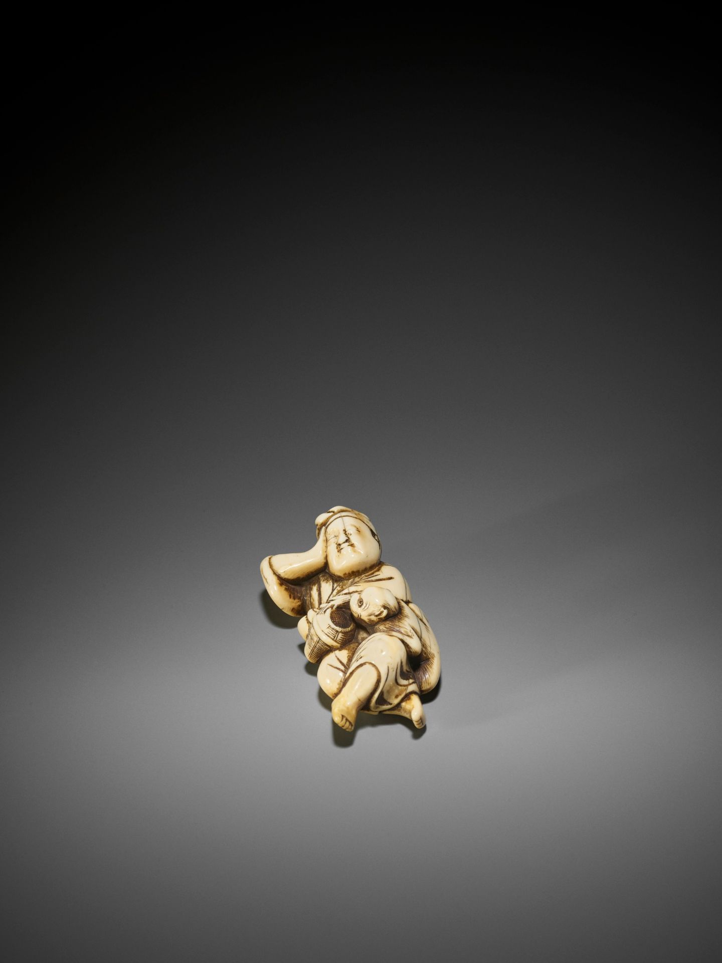 A GOOD IVORY NETSUKE OF A SLEEPING SARUMAWASHI AND THIEVING MONKEY - Bild 4 aus 7