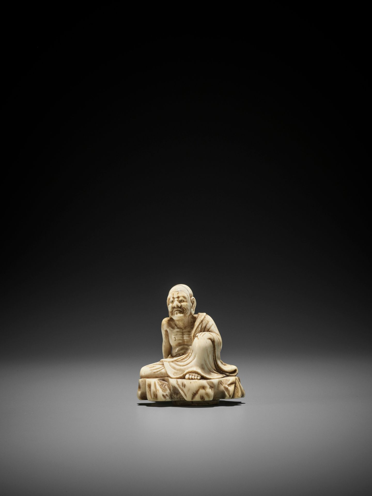 AN UNUSUAL AND EARLY TOBORI STYLE IVORY NETSUKE OF A RAKAN ON A ROCK - Image 3 of 10