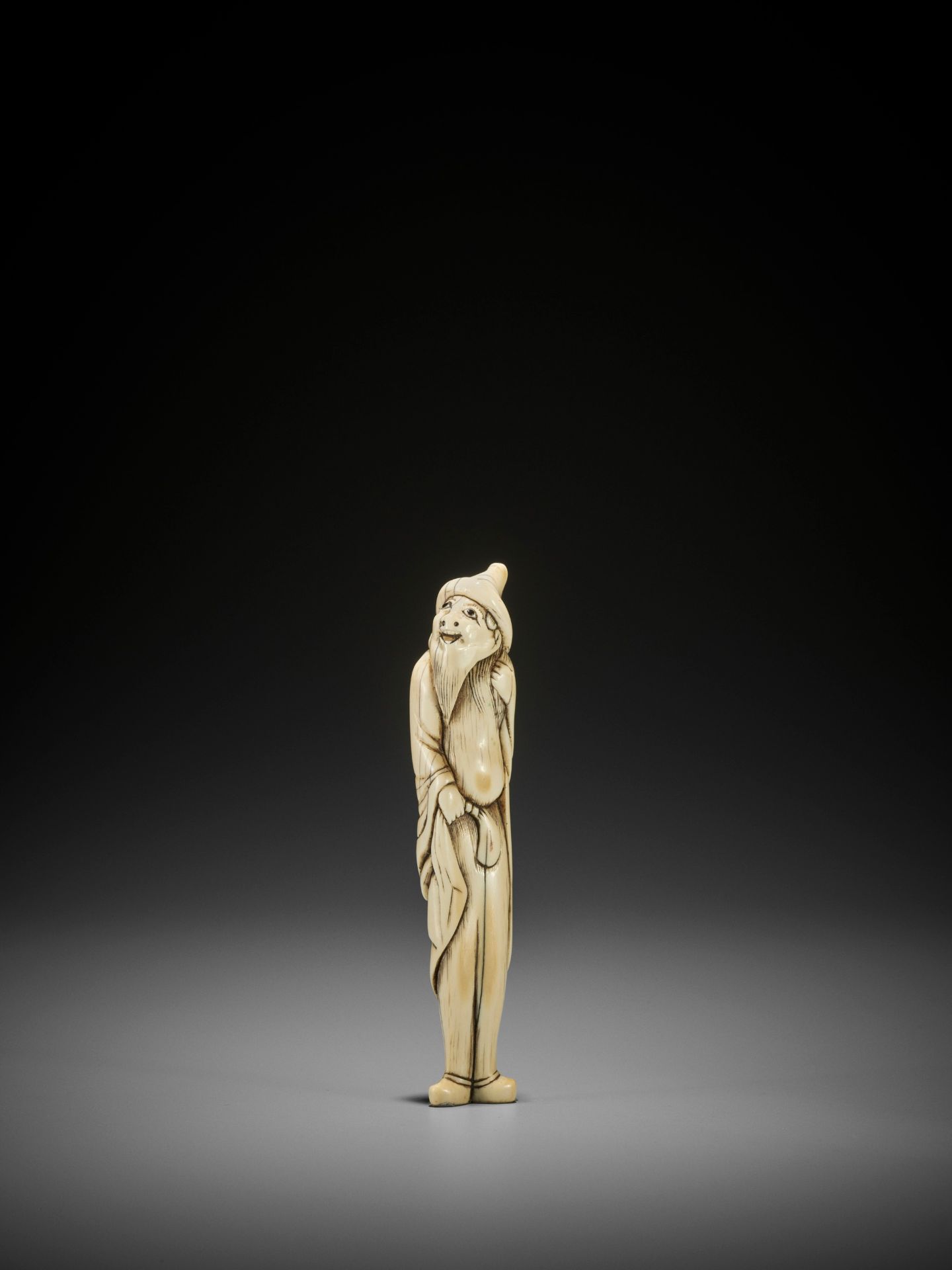 A RARE AND TALL IVORY NETSUKE OF A FOREIGNER - Image 4 of 9