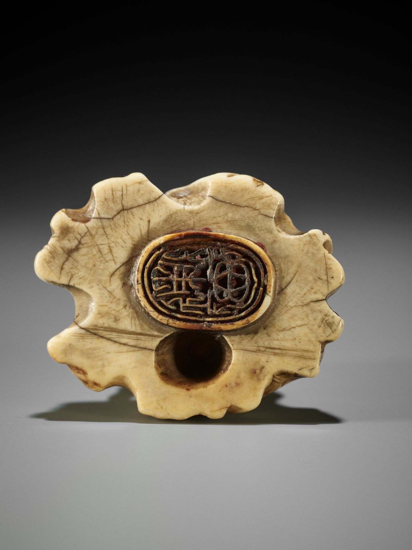 AN UNUSUAL AND EARLY TOBORI STYLE IVORY NETSUKE OF A RAKAN ON A ROCK - Image 9 of 10