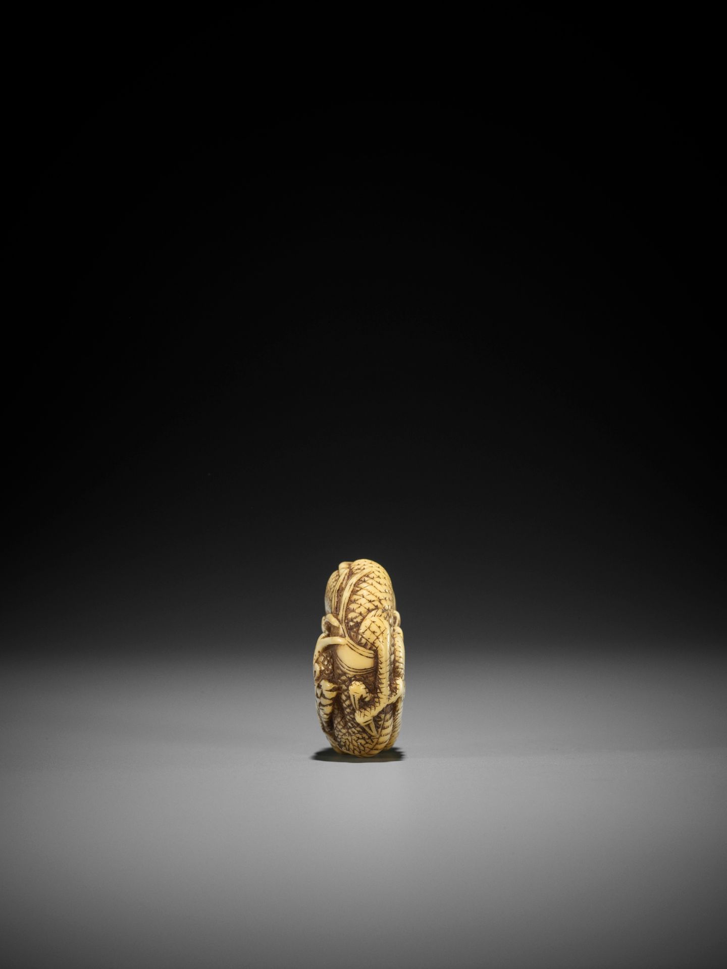 A FINE WALRUS TOOTH MANJU NETSUKE OF A COILED DRAGON - Image 6 of 8