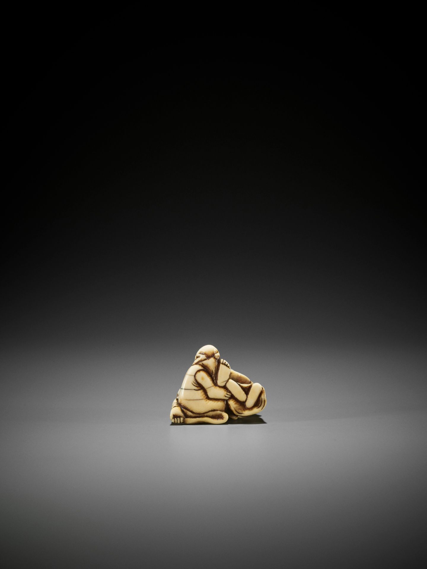 AN EARLY IVORY NETSUKE OF TWO IMMORTALS WITH SCROLL AND TOAD - Image 8 of 8