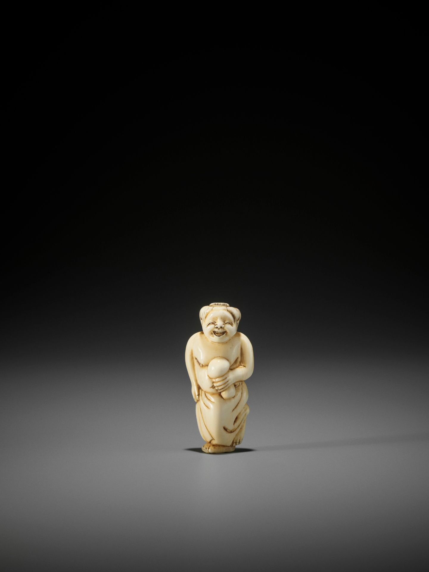 AN IVORY SHUNGA NETSUKE OF OKAME HOLDING A MUSHROOM - Image 4 of 9