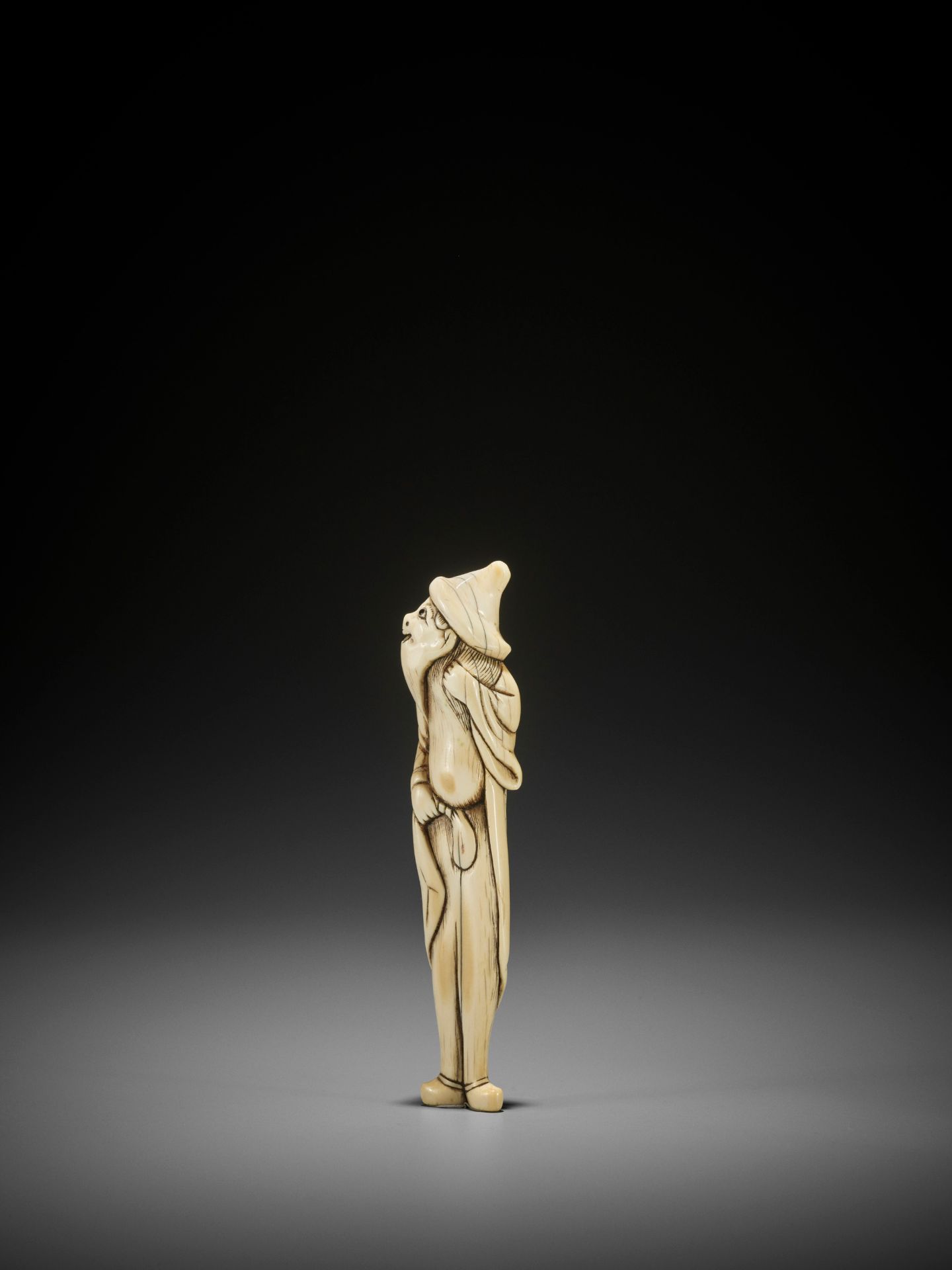 A RARE AND TALL IVORY NETSUKE OF A FOREIGNER - Image 5 of 9