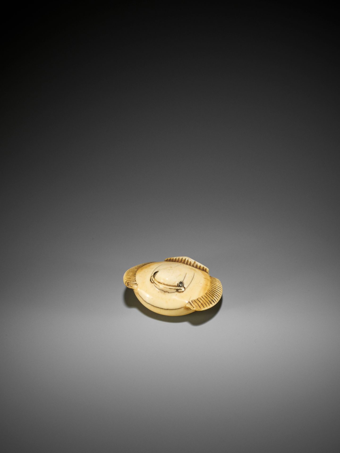 GYOKUSEN: AN IVORY NETSUKE OF THE FUKURA SUZUME (PUFFED-UP SPARROW) - Bild 4 aus 10