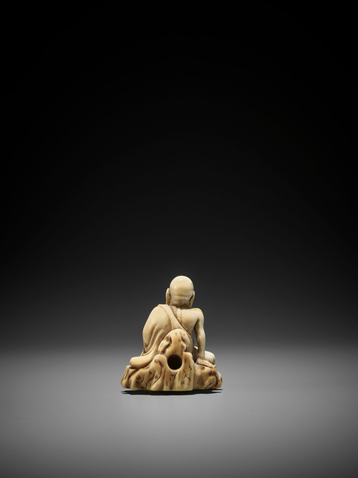 AN UNUSUAL AND EARLY TOBORI STYLE IVORY NETSUKE OF A RAKAN ON A ROCK - Image 5 of 10