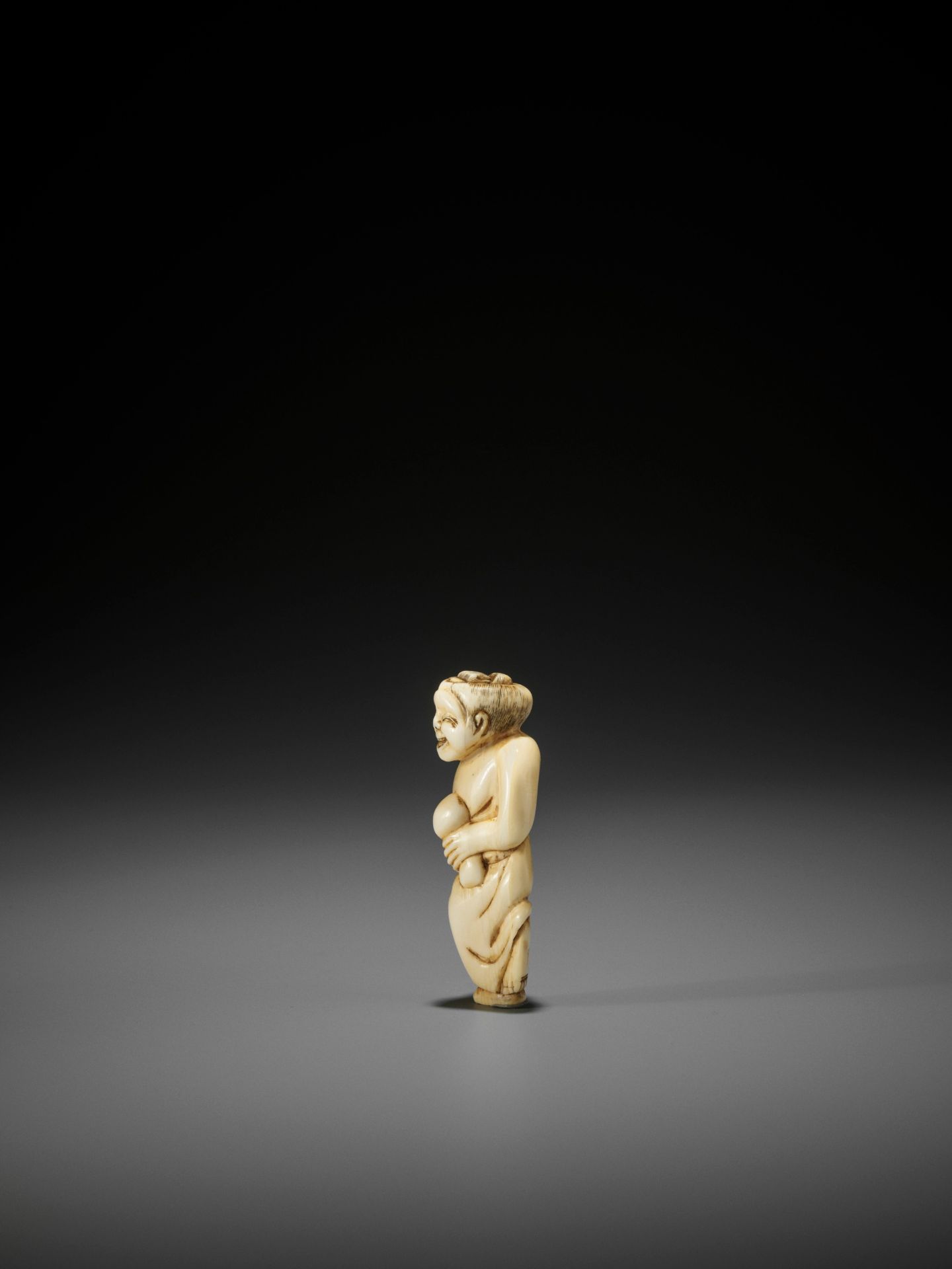 AN IVORY SHUNGA NETSUKE OF OKAME HOLDING A MUSHROOM - Image 6 of 9