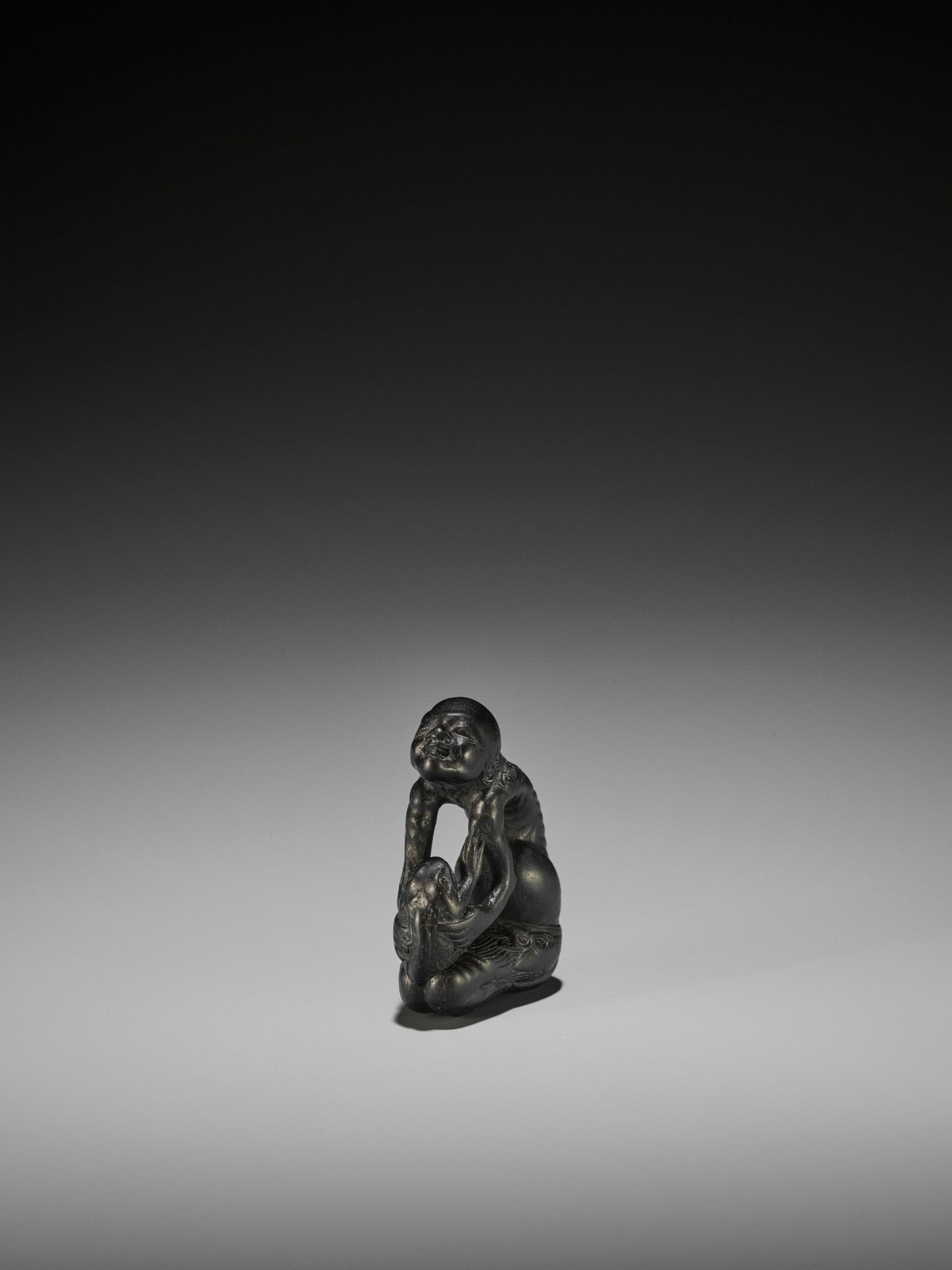 KIYOSHI: A LARGE EBONY NETSUKE OF GAMA SENNIN AND HIS TOAD - Bild 4 aus 12