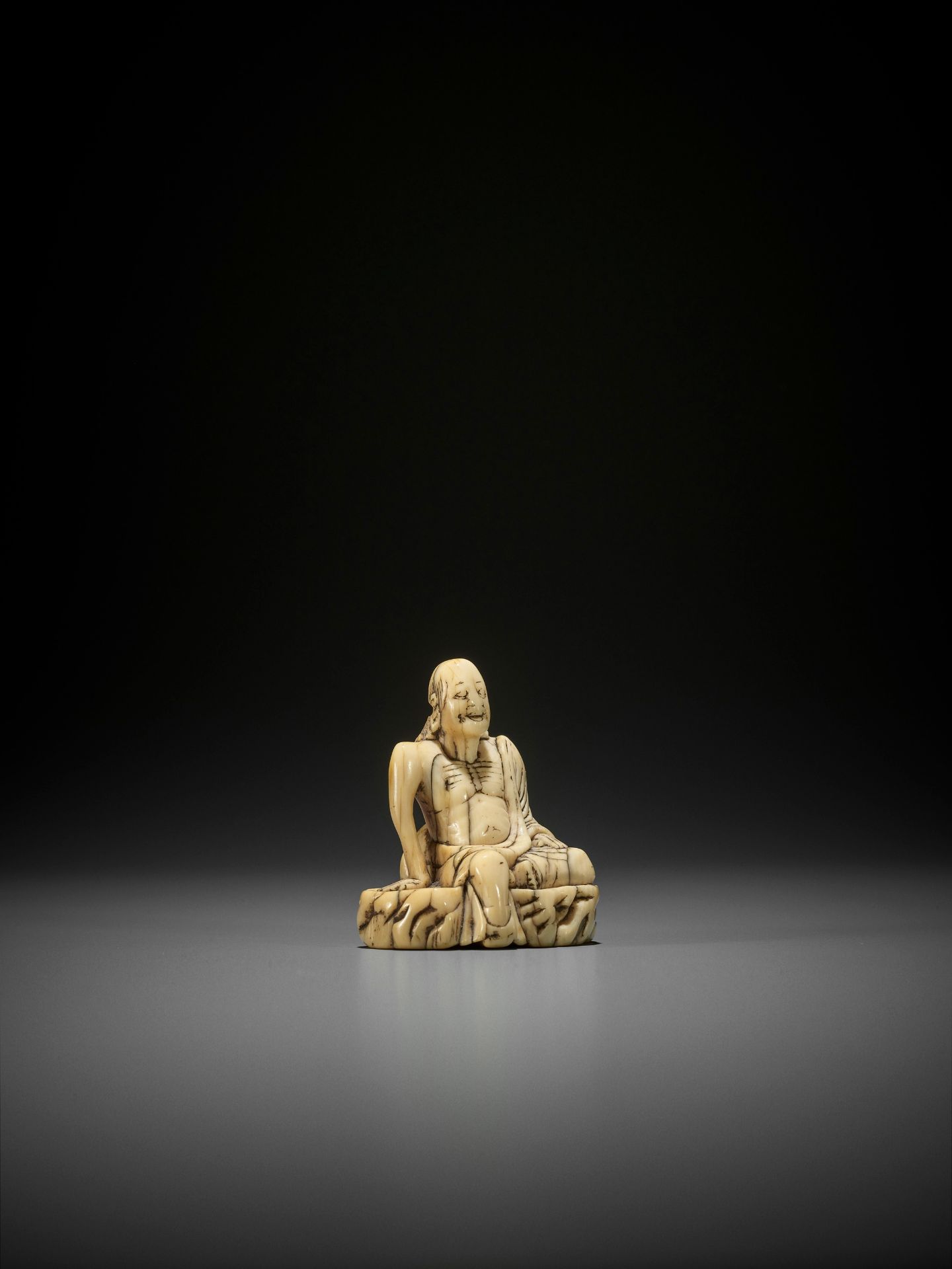 A LARGE AND EARLY IVORY TOBORI NETSUKE OF A RAKAN ON A ROCK - Image 4 of 7