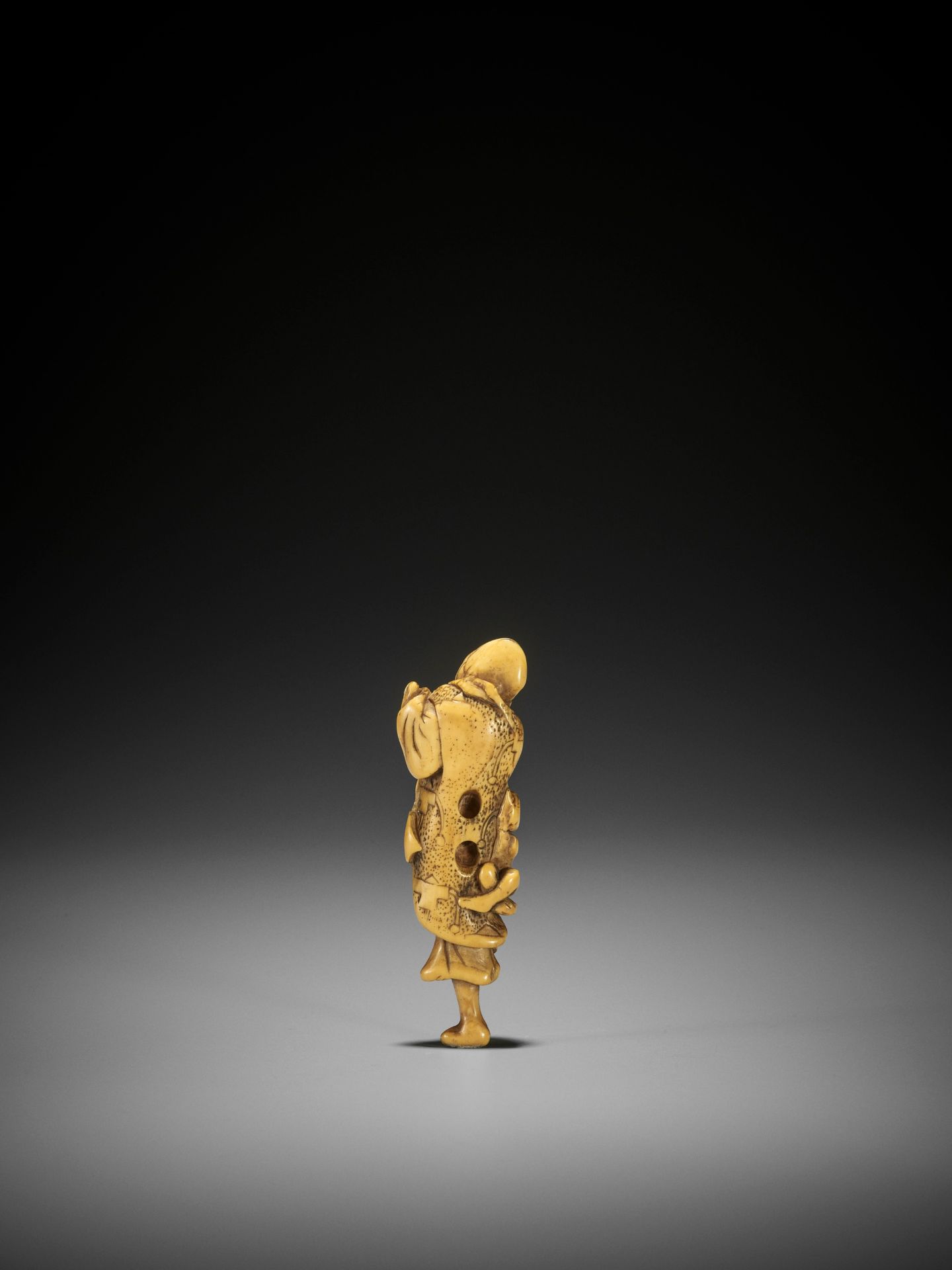 AN EARLY IVORY NETSUKE OF A SARUMAWASHI - Bild 2 aus 6