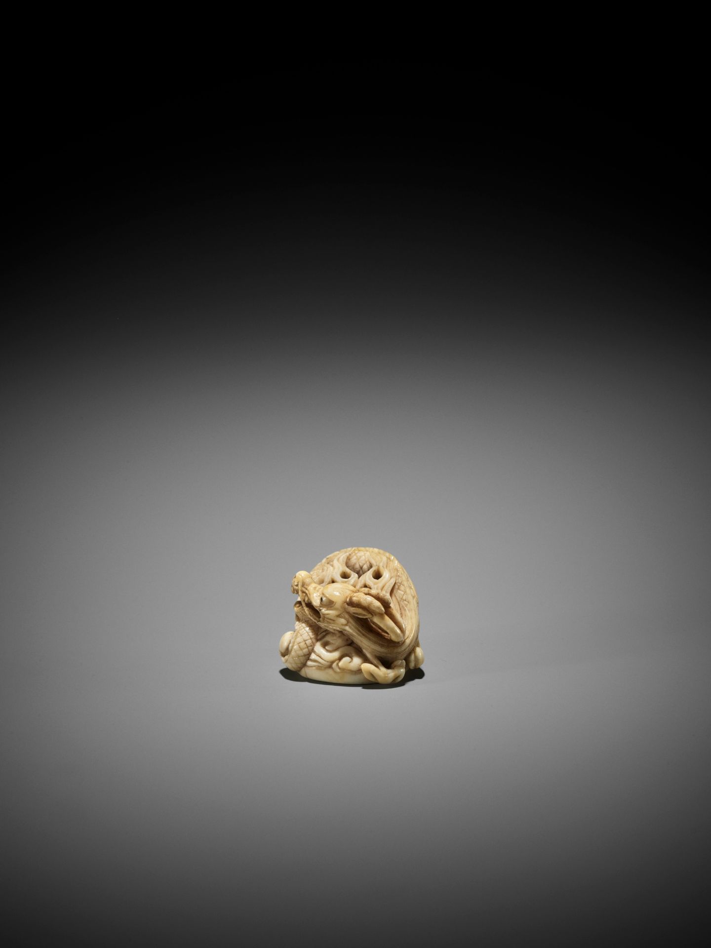 A POWERFUL IVORY NETSUKE OF A DRAGON, ATTRIBUTED TO MITSUHARU - Image 4 of 10