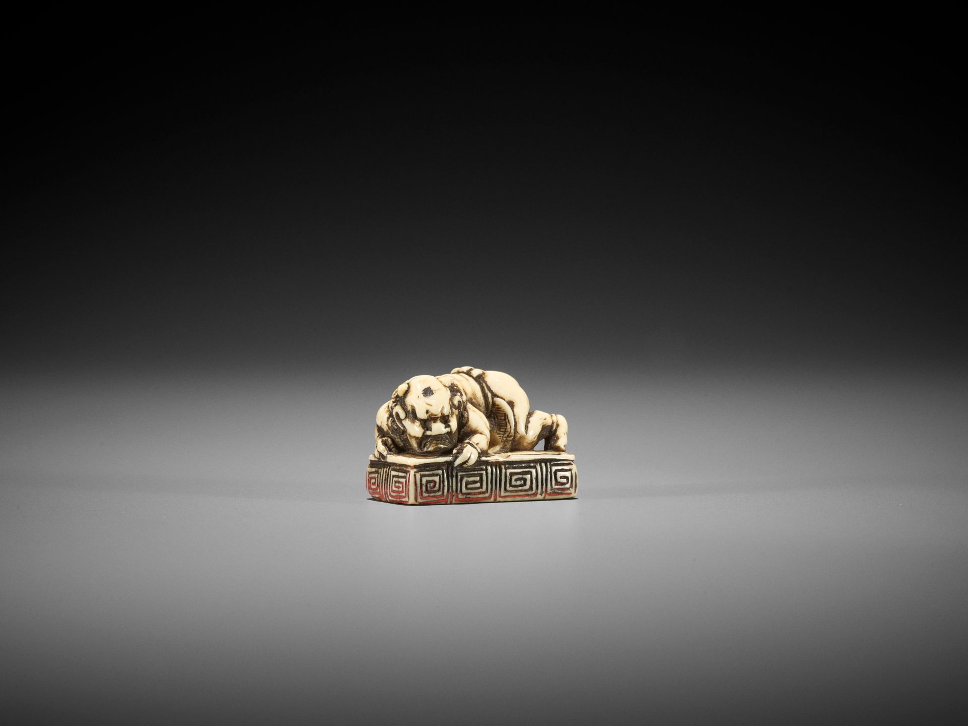 A RARE IVORY SEAL NETSUKE WITH AN ONI - Bild 4 aus 8