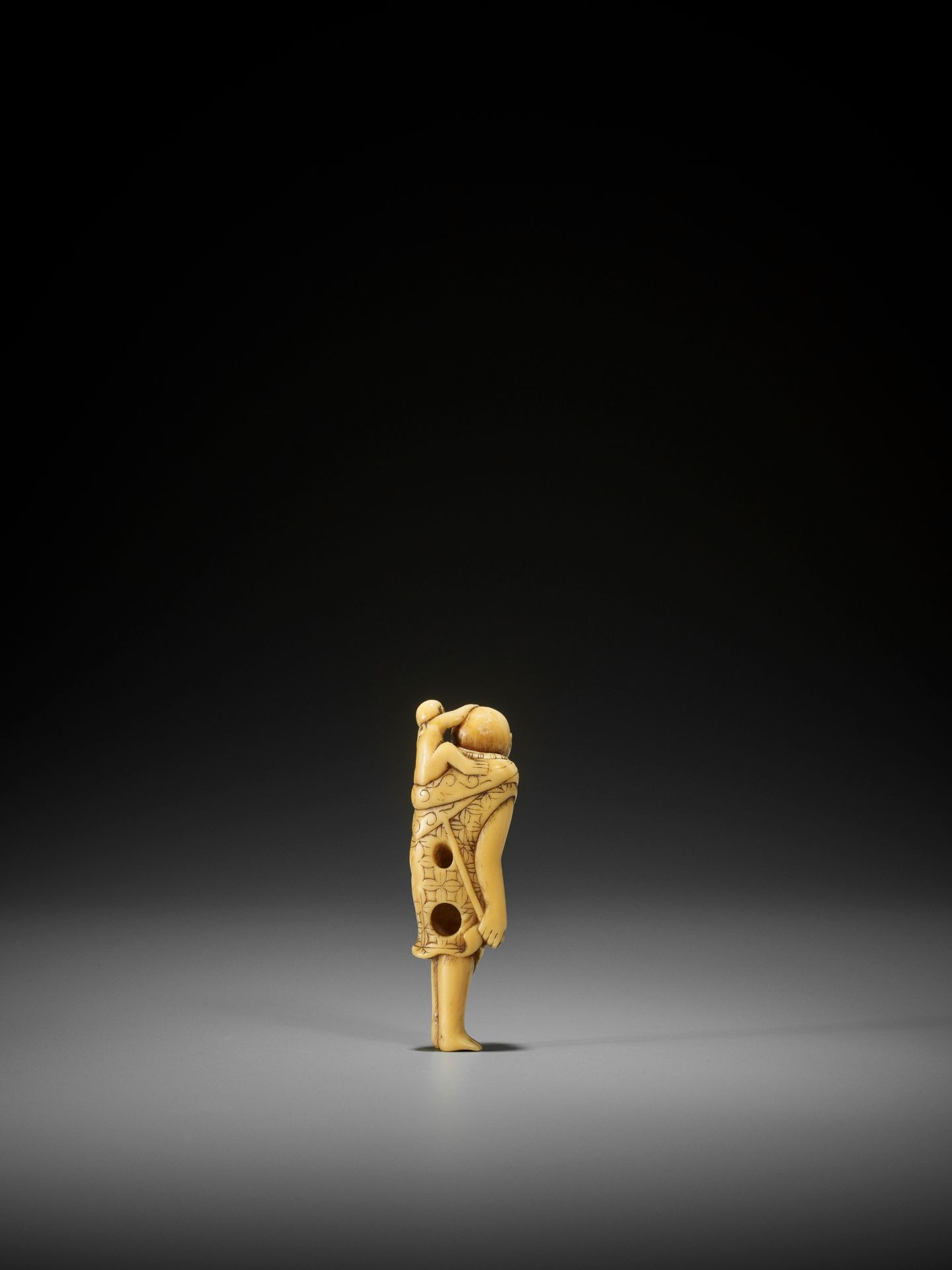 AN UNUSUAL AND EARLY IVORY NETSUKE OF A MONKEY AS A SARUMAWASHI - Image 5 of 8