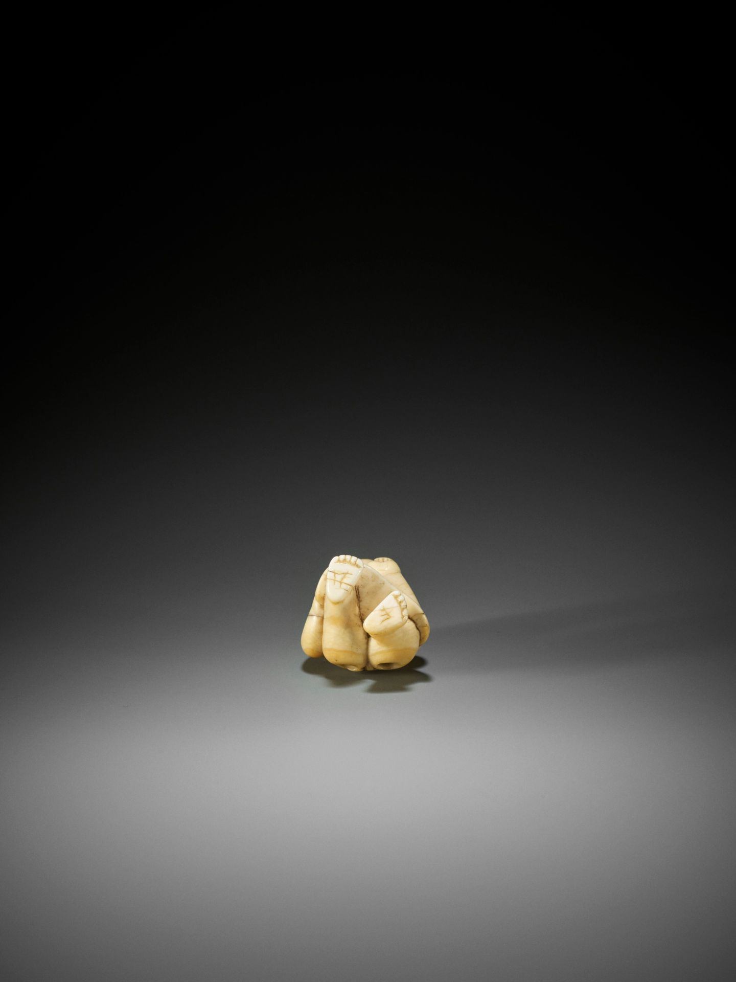 A RARE AND CHARMING IVORY NETSUKE OF A YOUNG SUMO WRESTLER - Image 8 of 10