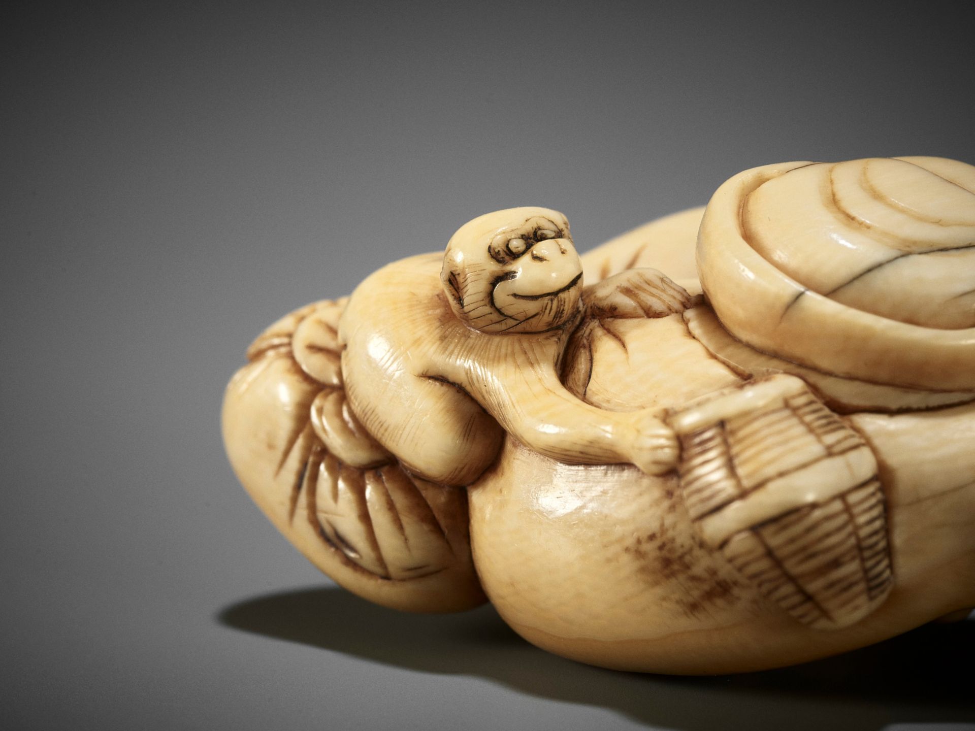 AN IVORY NETSUKE OF A SLEEPING SARUMAWASHI WITH MONKEY - Image 2 of 9